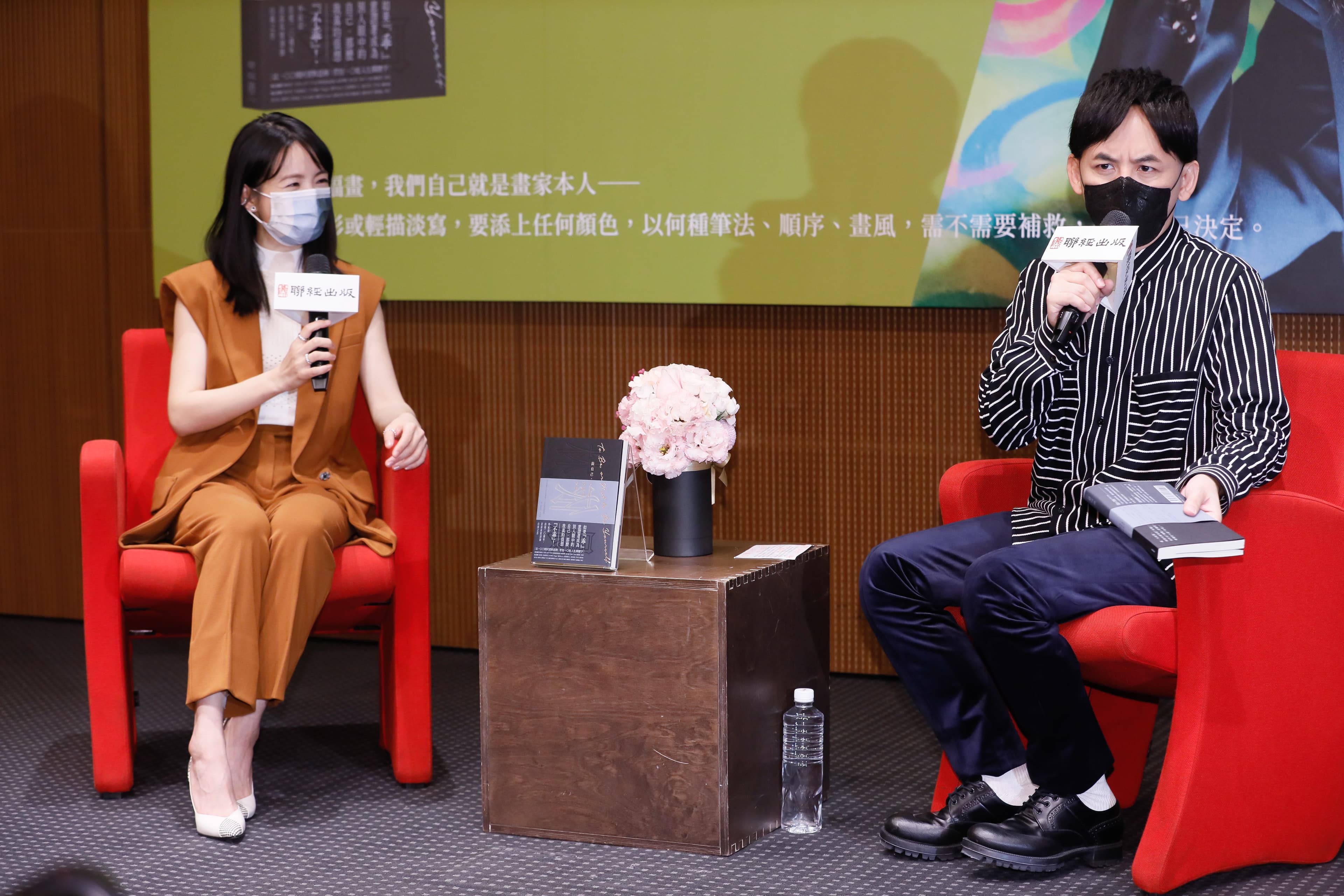 林依晨新書發表會是老友黃子佼主持，兩人互動活潑自然。
