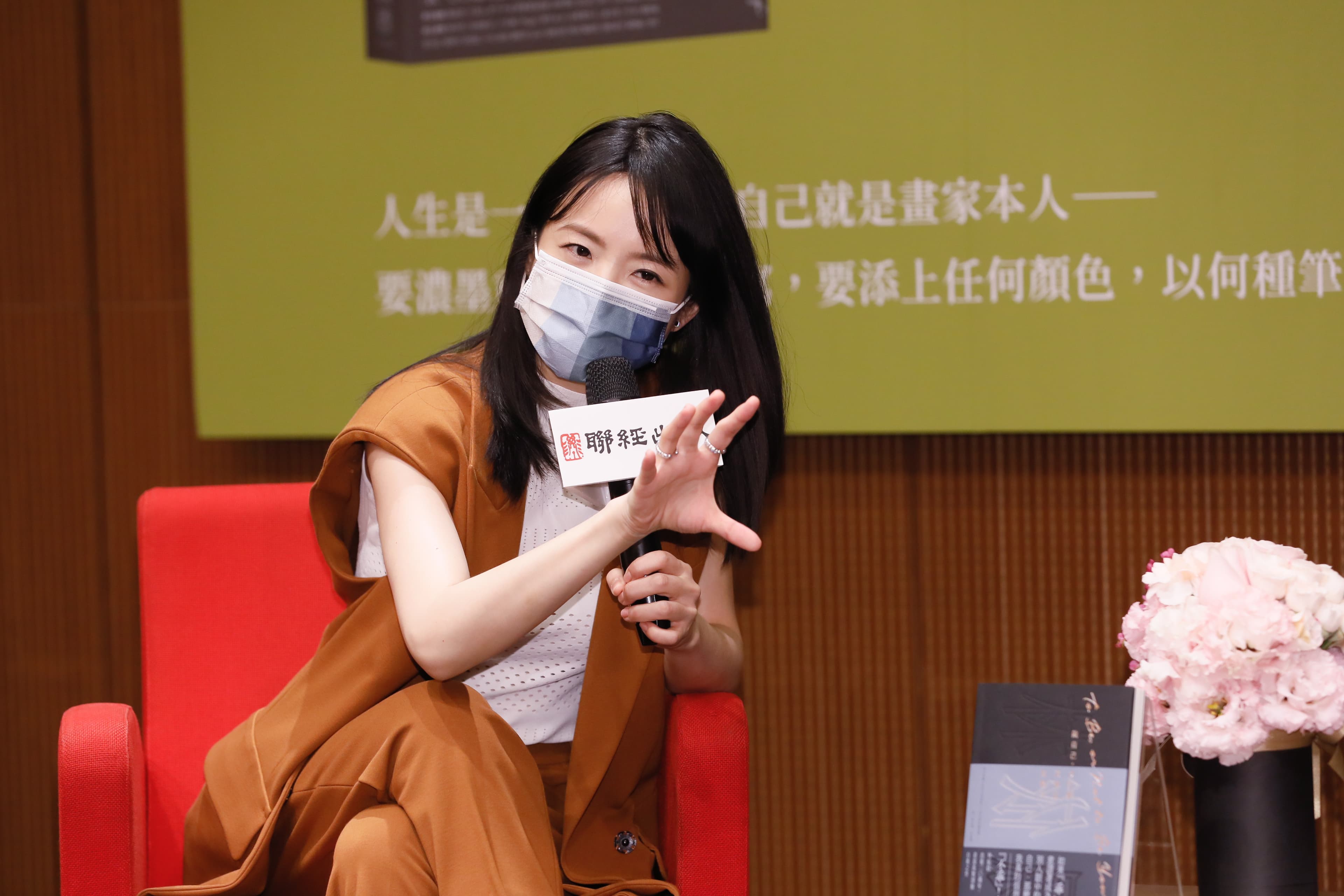 林依晨為新書出席發表會，講起書的內容滔滔不絕。