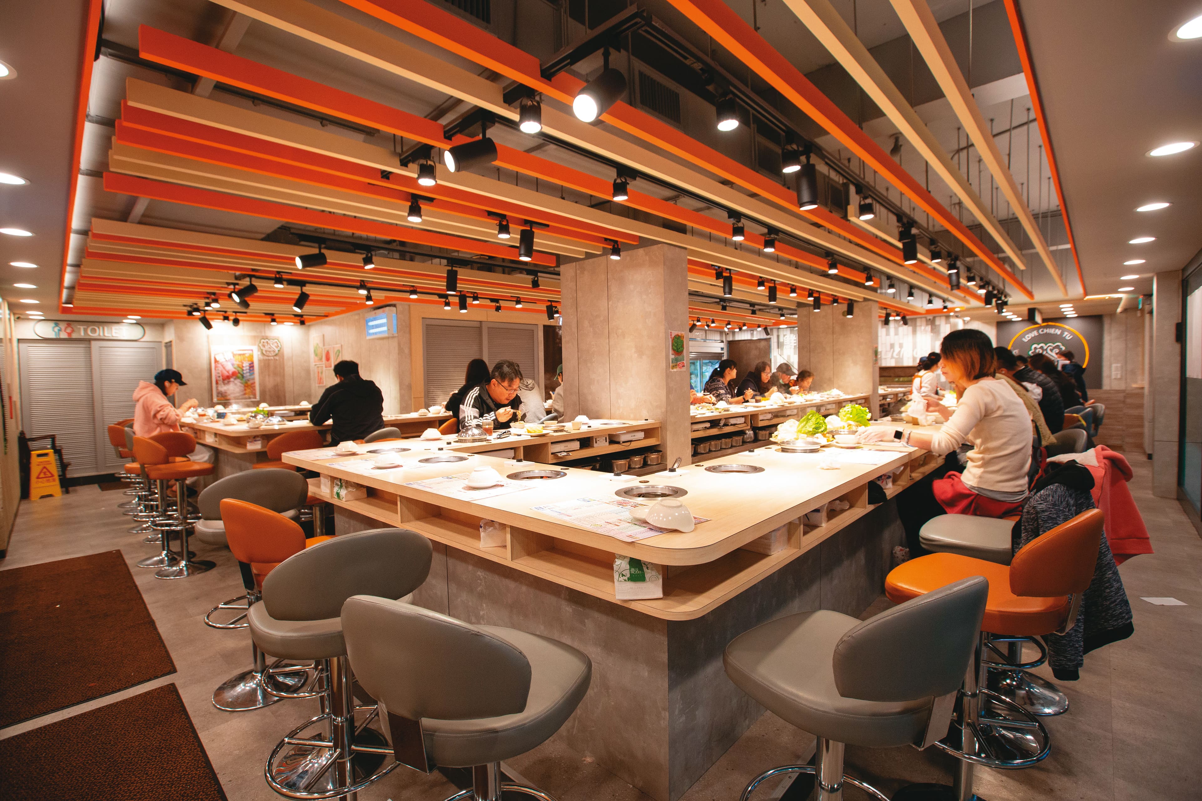 錢都二代店裝潢走工業風，空間明亮，看起來更寬敞。