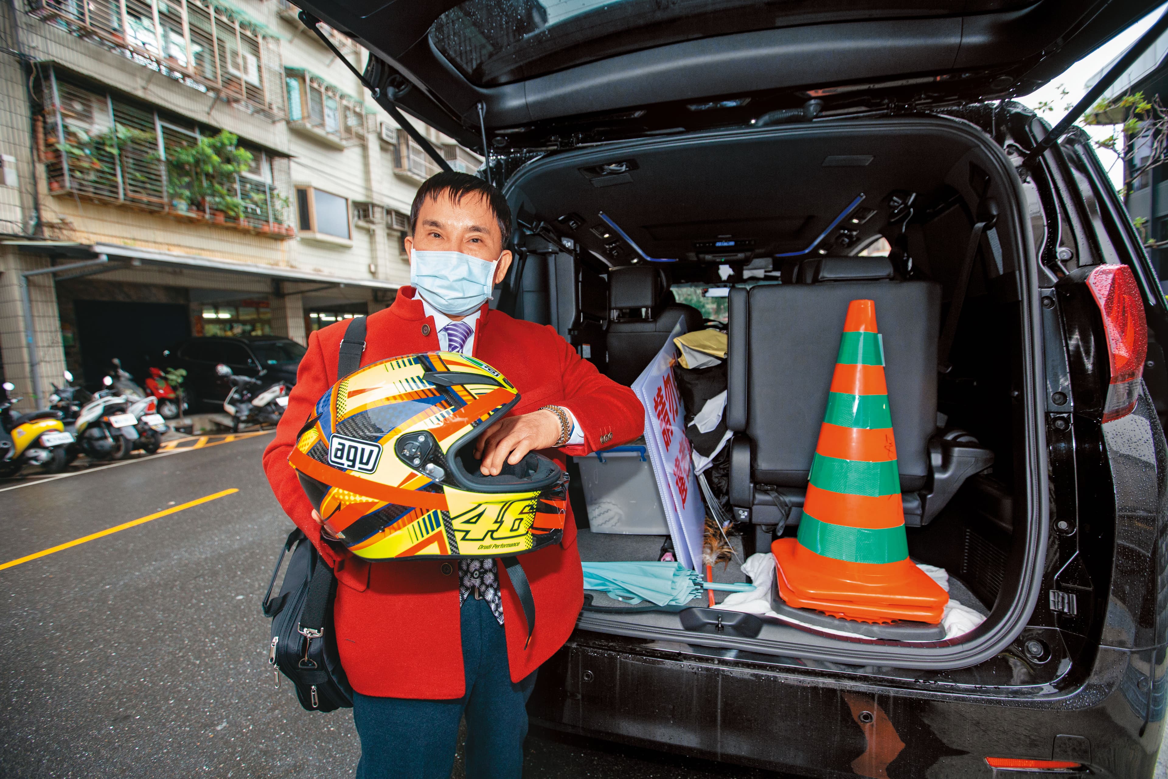 張景德很重視人身安全，車上擺著安全帽，若車程長，就會戴上安全帽多一層保護。