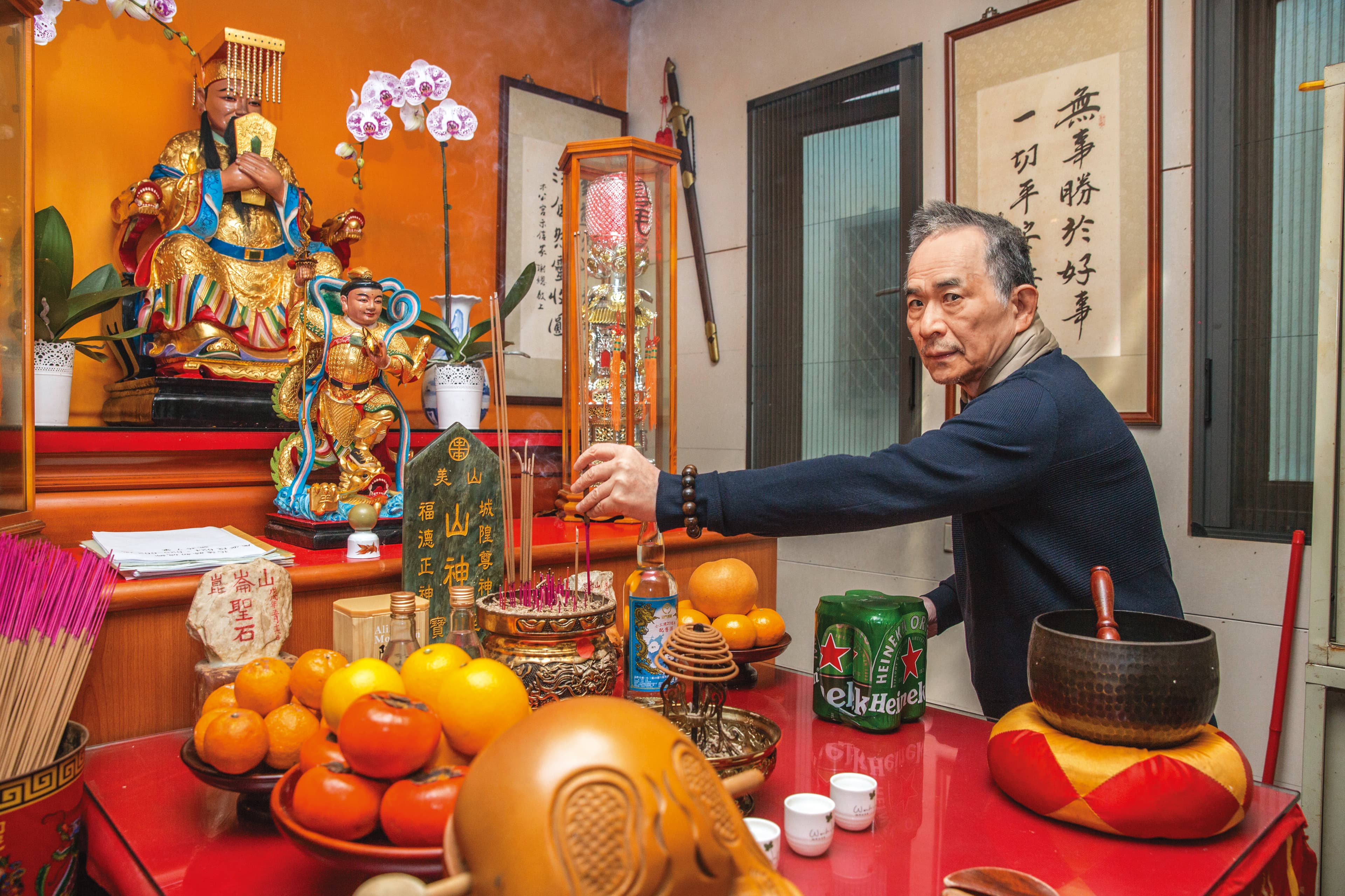 技術派大師蕭明道點香祭拜木公祖,強調心誠,沒有太多刻意的儀式。