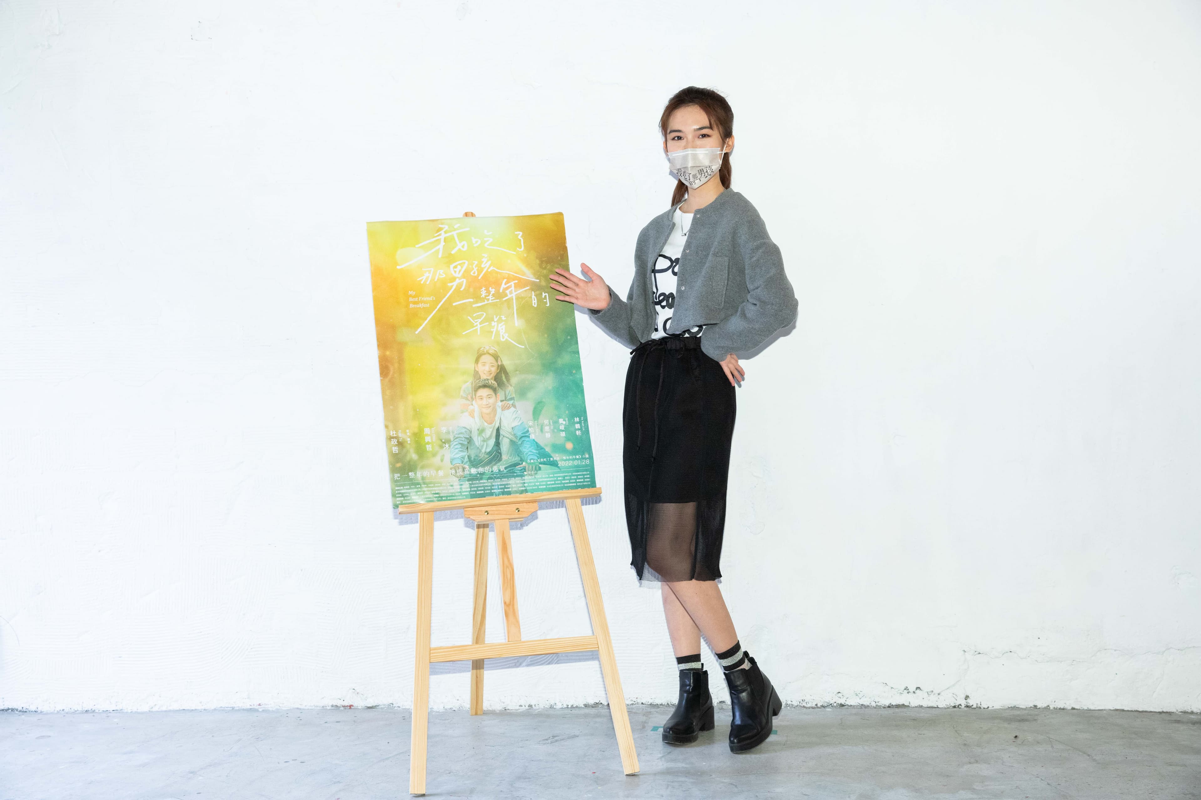 很多人問何思靜《華燈初上》的結局,但她自己也不知道,連《早餐》的導演,同時也是《華》劇的編劇杜政則也不肯告訴她。(華映提供)