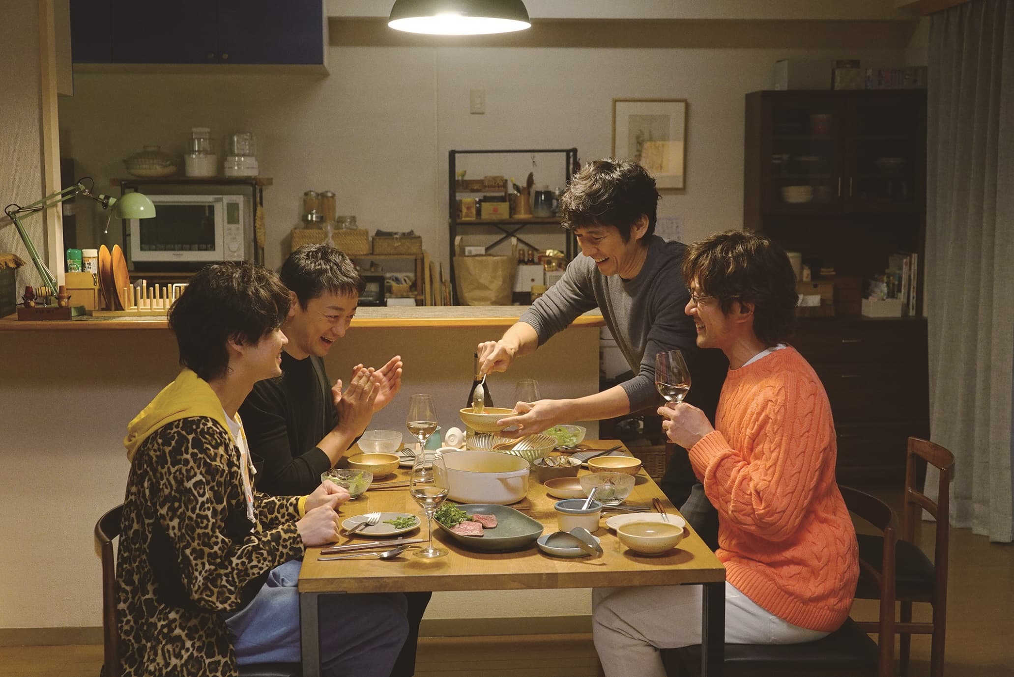 《電影版 昨日的美食》內野聖陽(右)有不少即興演出,讓西島秀俊(右二)直呼超Over。(車庫娛樂提供)