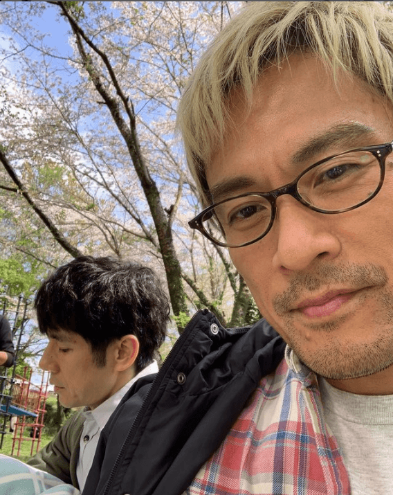 內野聖陽(右)拍攝期間偷偷與西島秀俊自拍,在宣傳電影期間上傳與觀眾分享。(翻攝自《電影版 昨日的美食》Instagram)