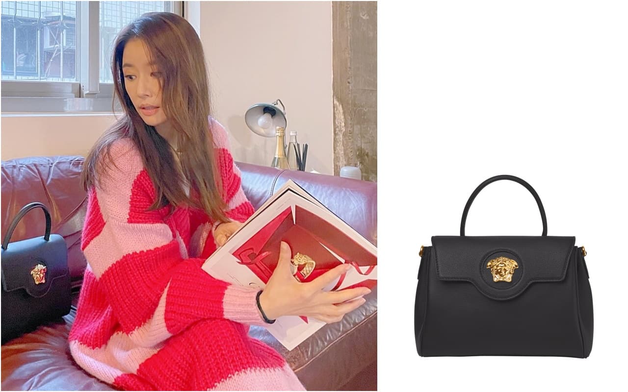 林心如身旁的包款為VERSACE 2021早秋系列黑金色La Medusa包。NT$76,500(翻攝自林心如IG、VERSACE提供)