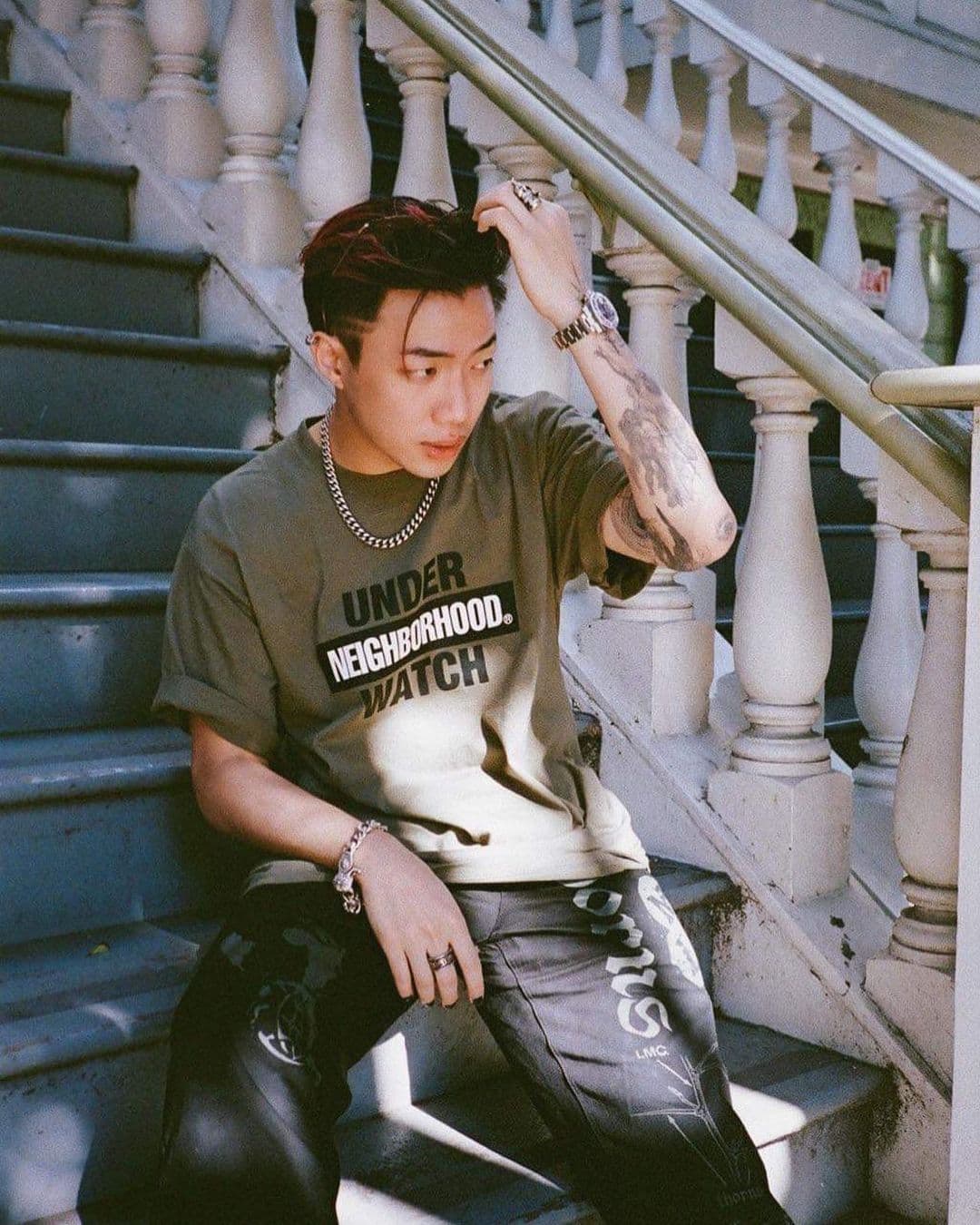雖然長得並非典型美男,ØZI依舊憑才氣行走音樂圈。(翻攝ØZI IG)