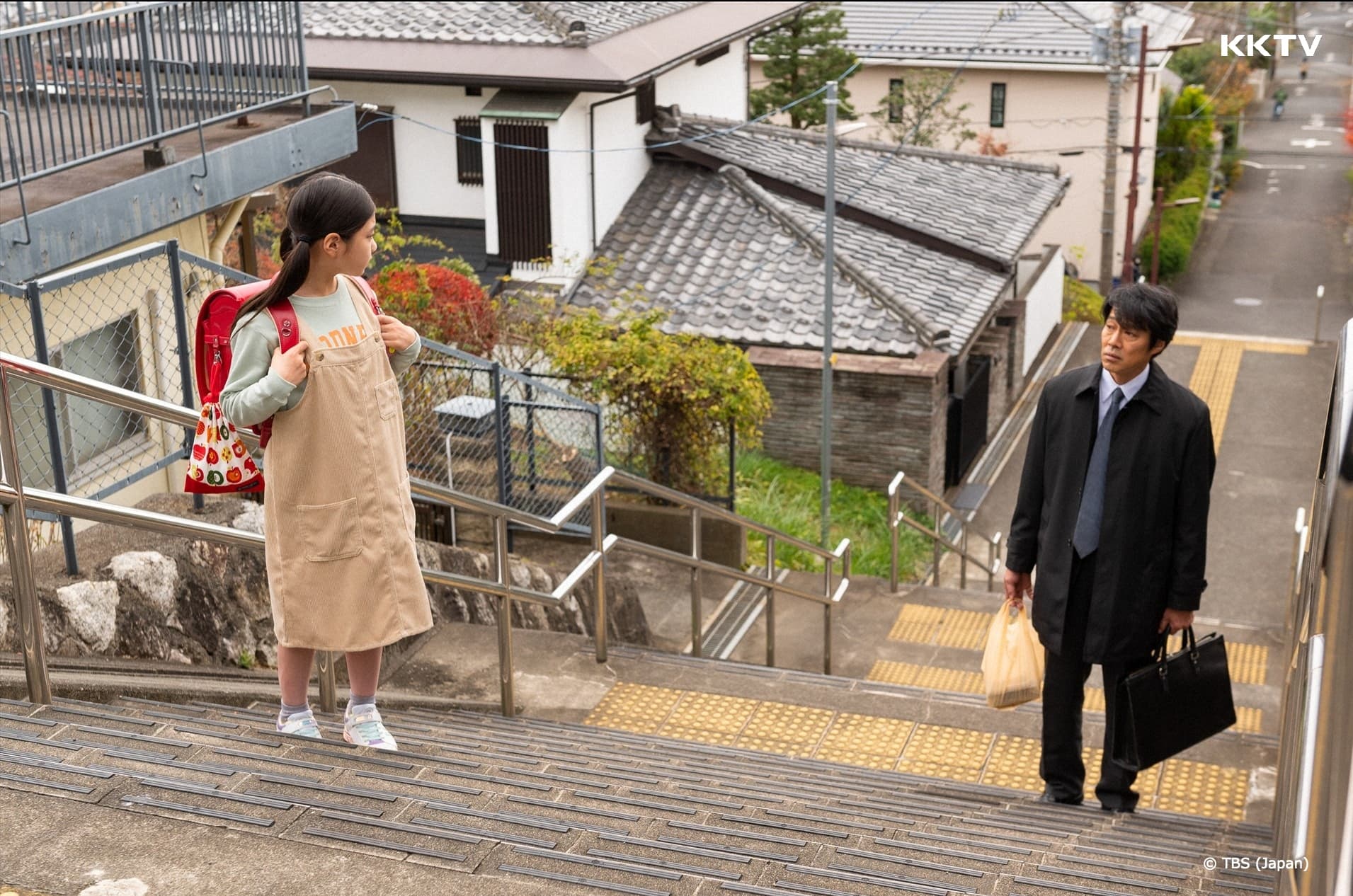 堤真一(右)主演的新劇《妻子變成小學生。》描繪他喪妻後遇上妻子投胎轉世變成小學生出現,他與女兒的人生也出現了轉變。(KKTV提供)