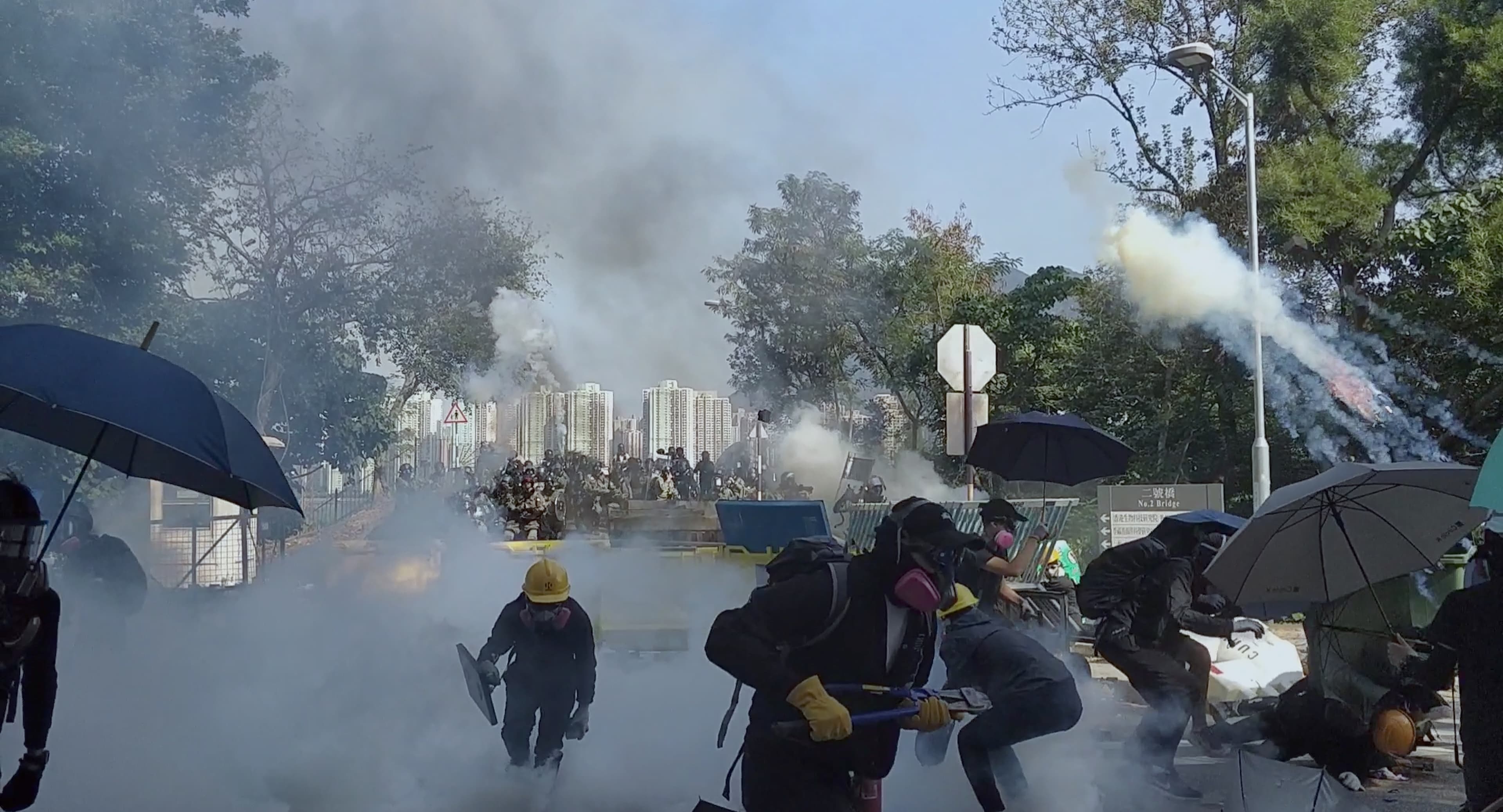 《時代革命》紀錄下反送中運動爆發的一連串激烈的警民衝突,街頭變成戰場。(時代革命提供)