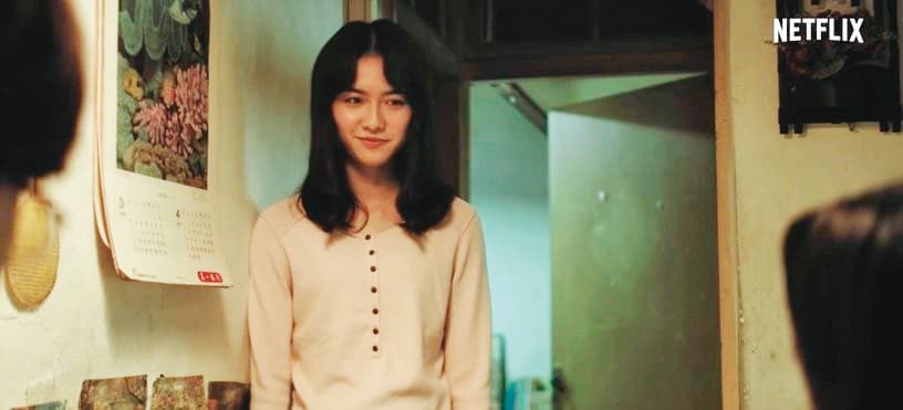 在《華燈初上》飾演少女蘇慶儀,何思靜也有去片場與楊謹華交流,但她沒刻意模仿對方。(Netflix、百聿數碼提供)