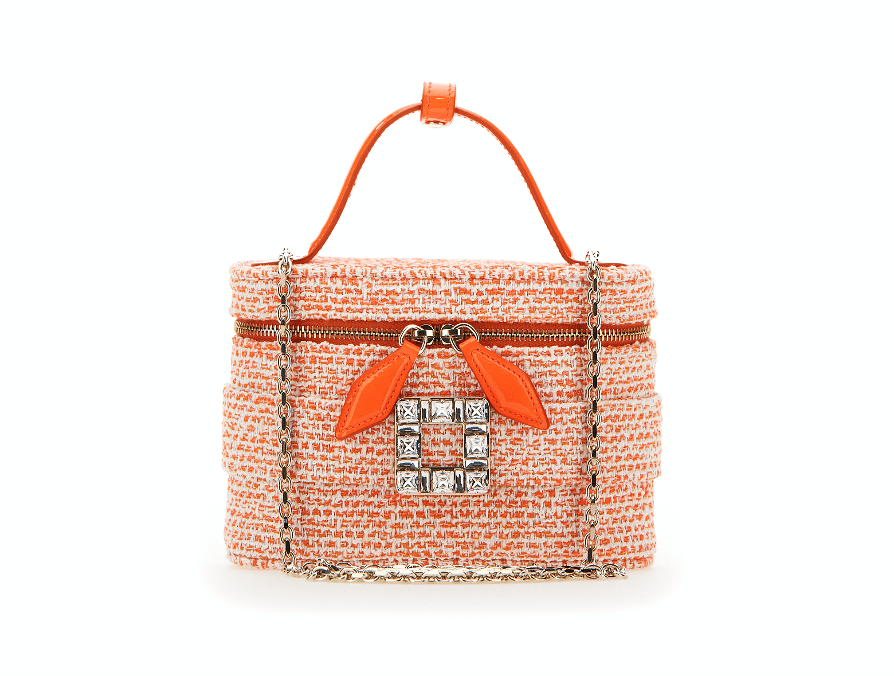 Strass Vanity亮橘色花呢鑽扣化妝包,NT$57,900。(Roger Vivier提供)