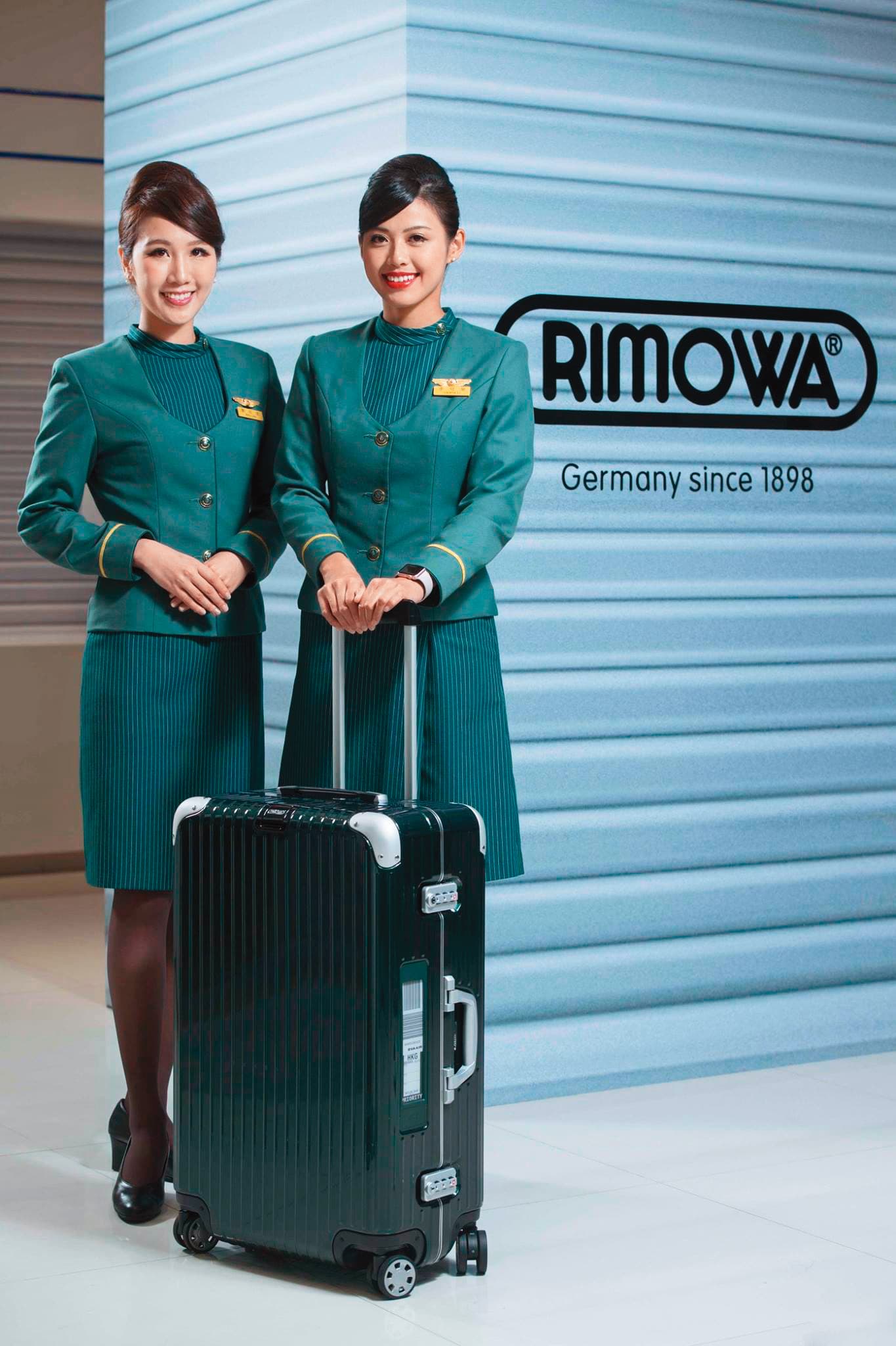 RIMOWA推出智慧行李箱,找上元太打造電子行李標籤(箭頭指處),將行李貼條資訊電子化,搶攻金字塔頂端客群。(翻攝自EVA Airways Corp.長榮航空 臉書)