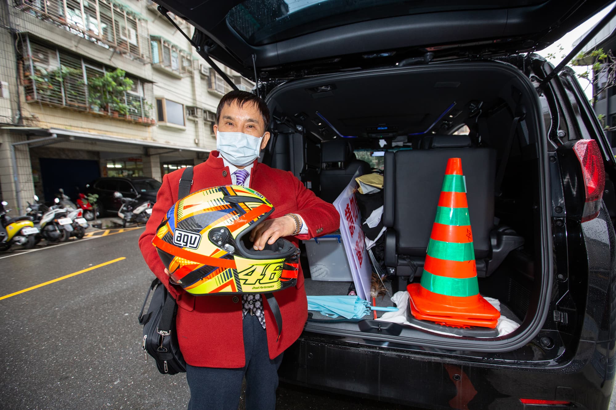 張景德很重視人身安全,車上擺著安全帽,若車程長,就會戴上安全帽多一層保護。