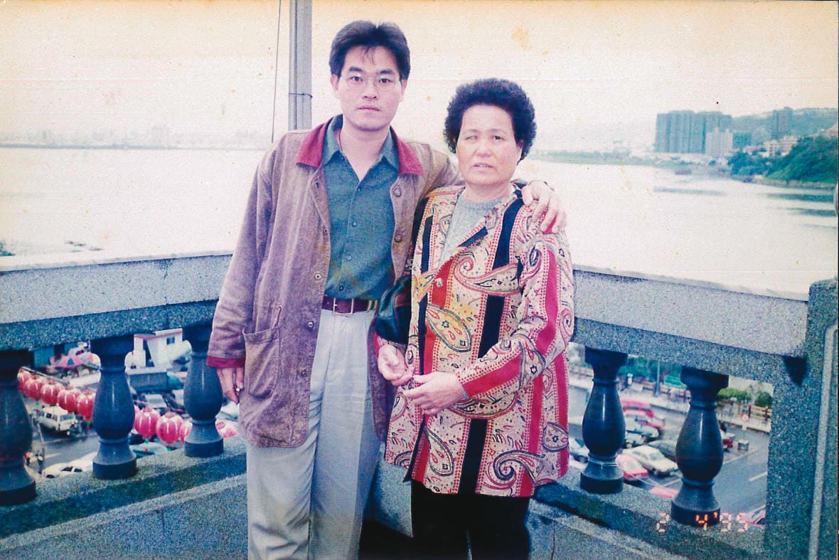 吳思漢(左)4歲喪父,母親(右)一眼失明,辛苦拉拔4個孩子長大,母子情深。(南藝提供)