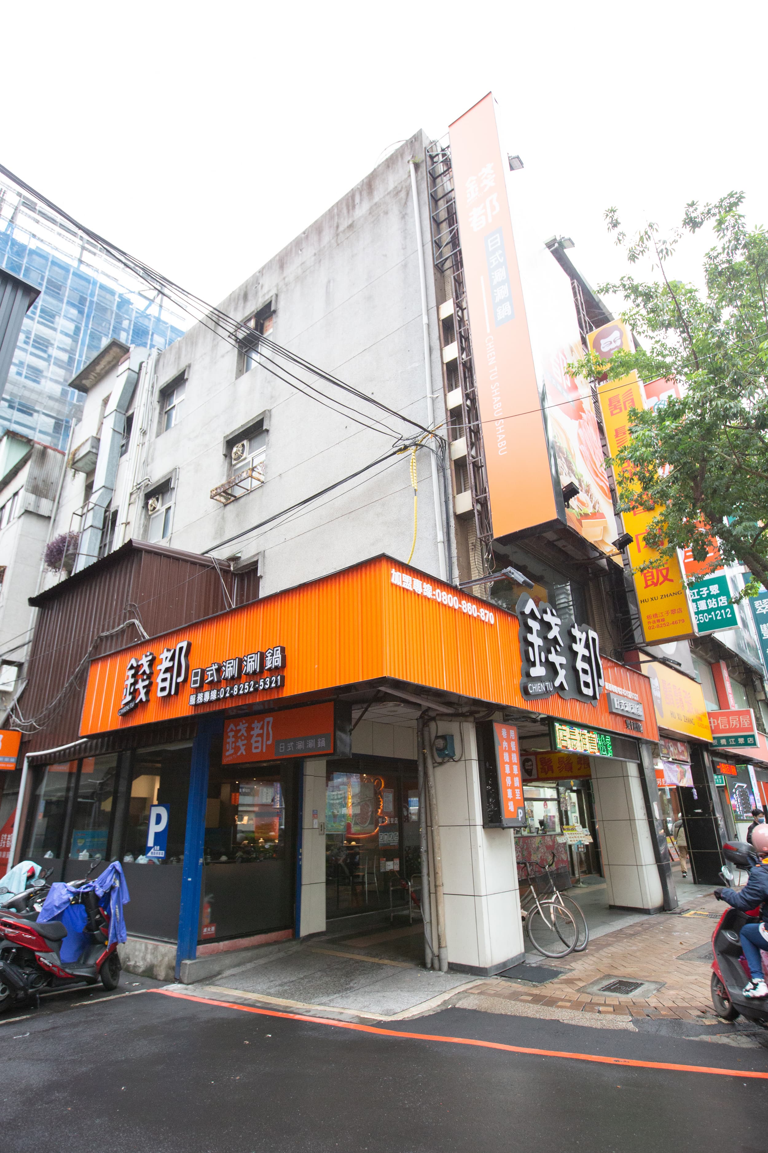 錢都涮涮鍋直營店,地點大多在紅綠燈下的角間、三角窗,可以吸引路過民眾注意。