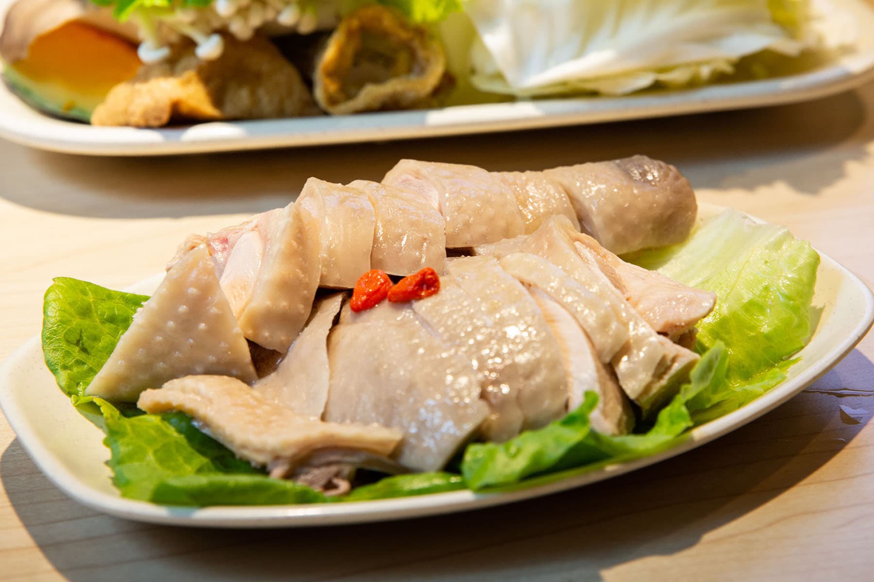 錢都的醉雞盤使用雞腿肉,肉質Q彈、酒香明顯,是許多客人會單點的菜色。(160元/份)