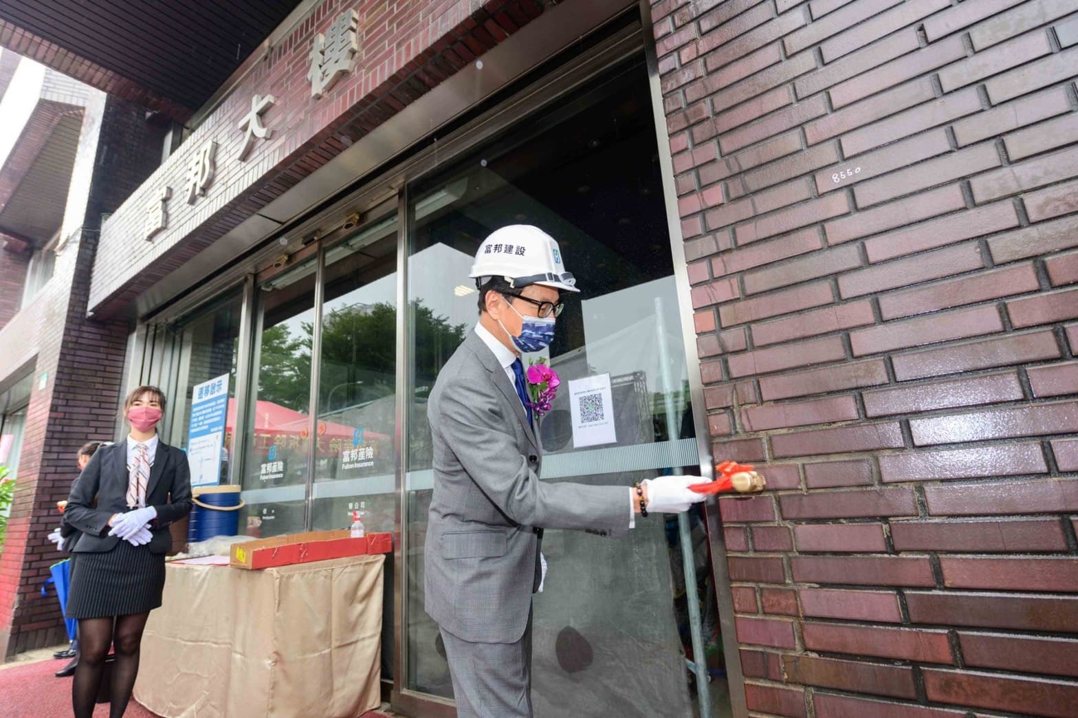 富邦集團董事長蔡明忠手持金錘象徵性地拆除集團「起家厝」,預計五年後,新大樓將順利完工。(富邦金控提供)