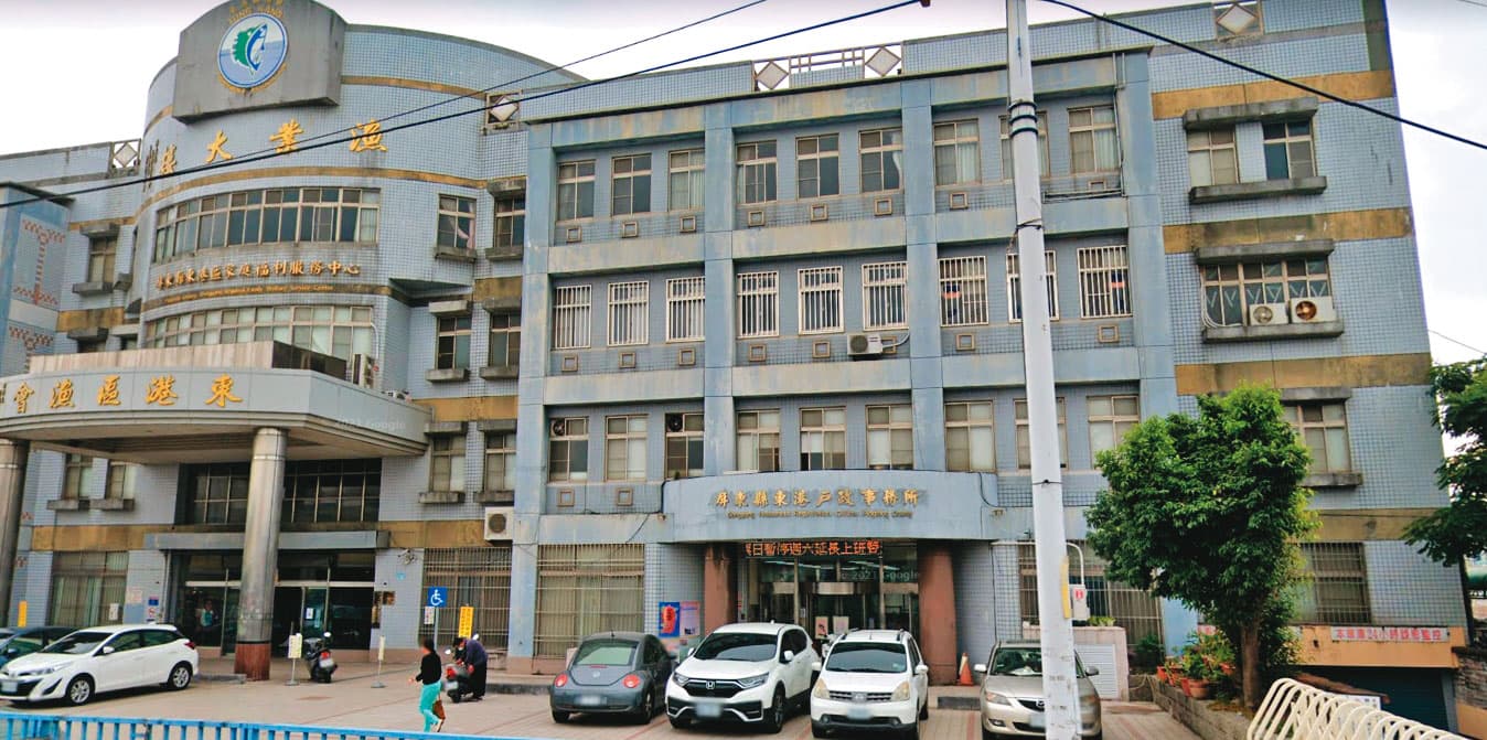 孫國晃以變胖為由,騙過屏東戶政事務所(圖)人員,成功換發身分證。(翻攝Google Maps)