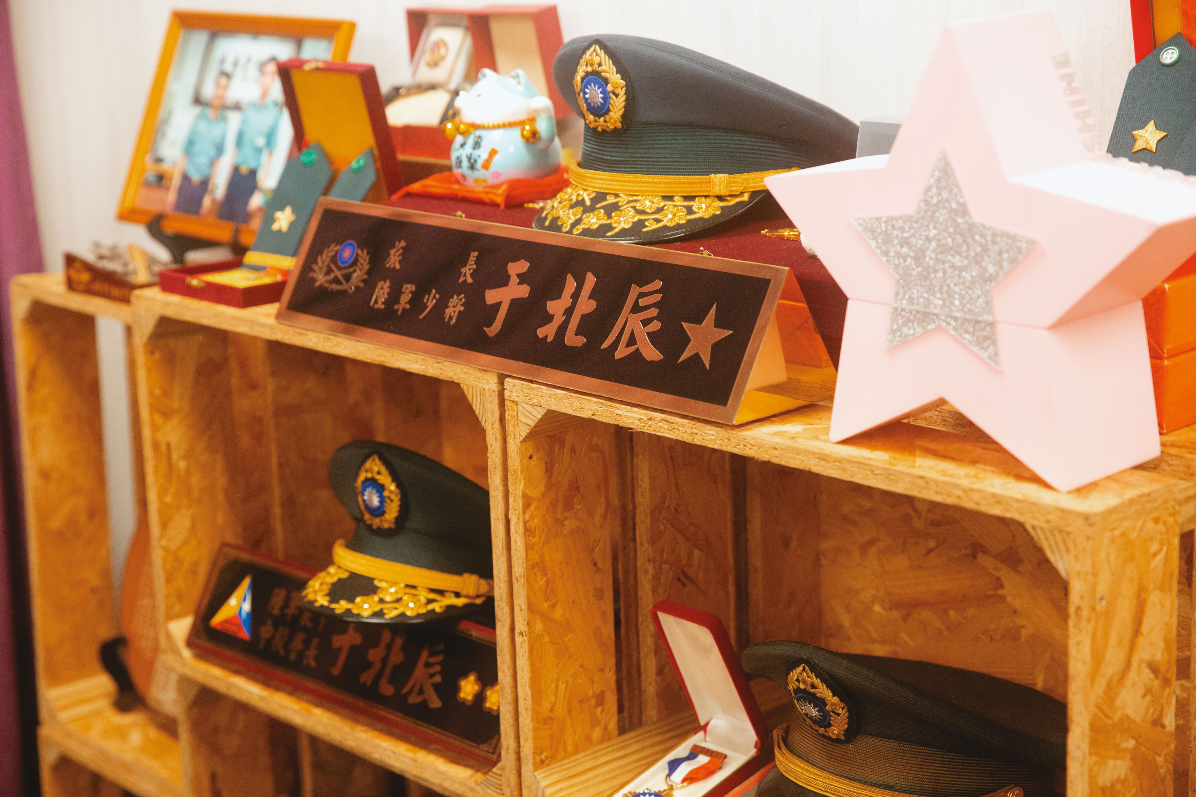 直播工作室裡擺滿軍旅生涯的榮譽勳章。