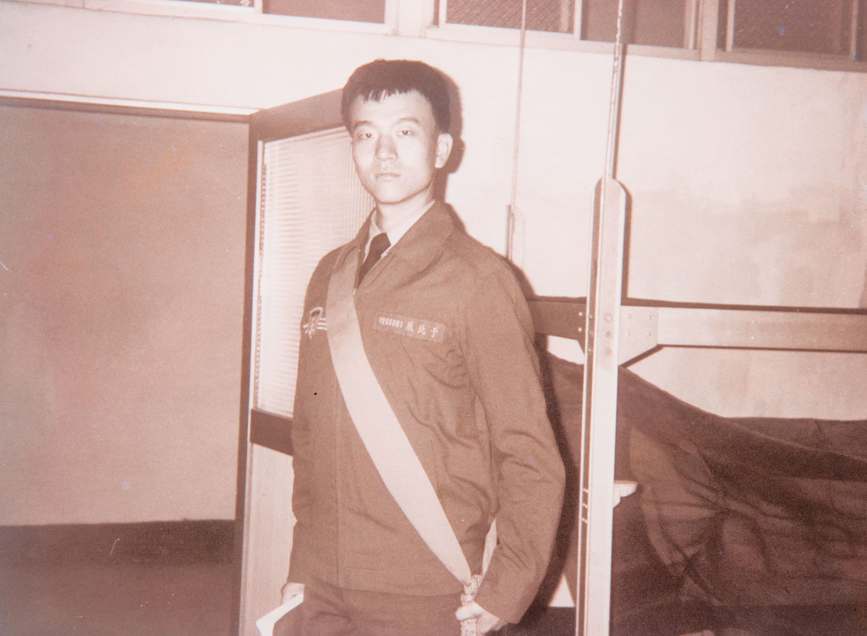 于北辰15歲從軍,16歲加入國民黨,圖為軍中初任實習排長。(于北辰提供)