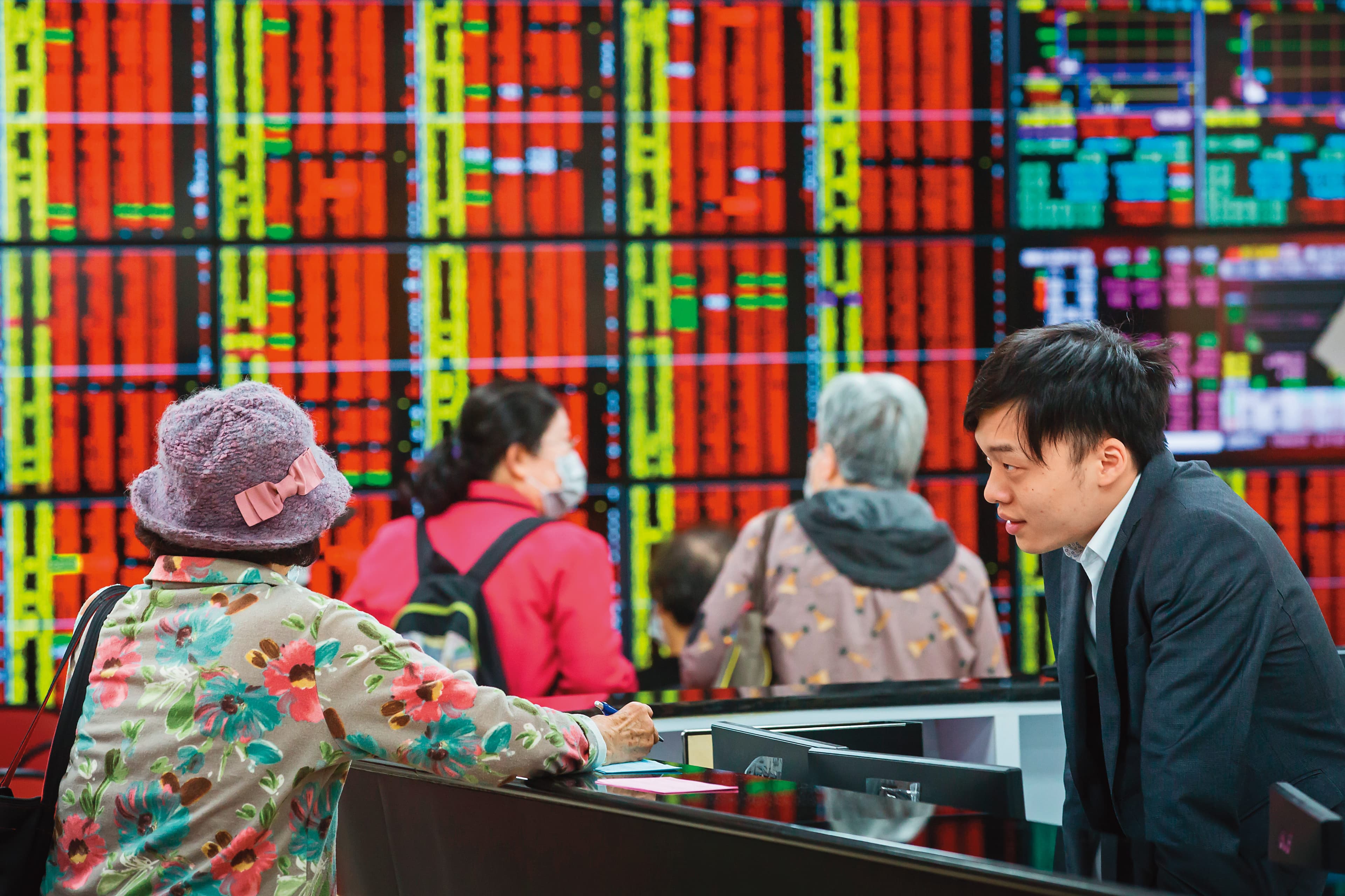 台股2021年漲勢凌厲，連結台股基金的投資型保單表現亮眼。