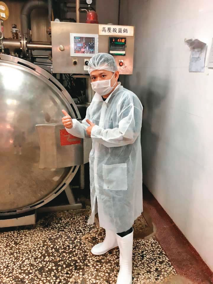 聖凱師當時曾貼出親自到工廠監工的照片。(翻攝錵鑶居家料理小教室臉書)