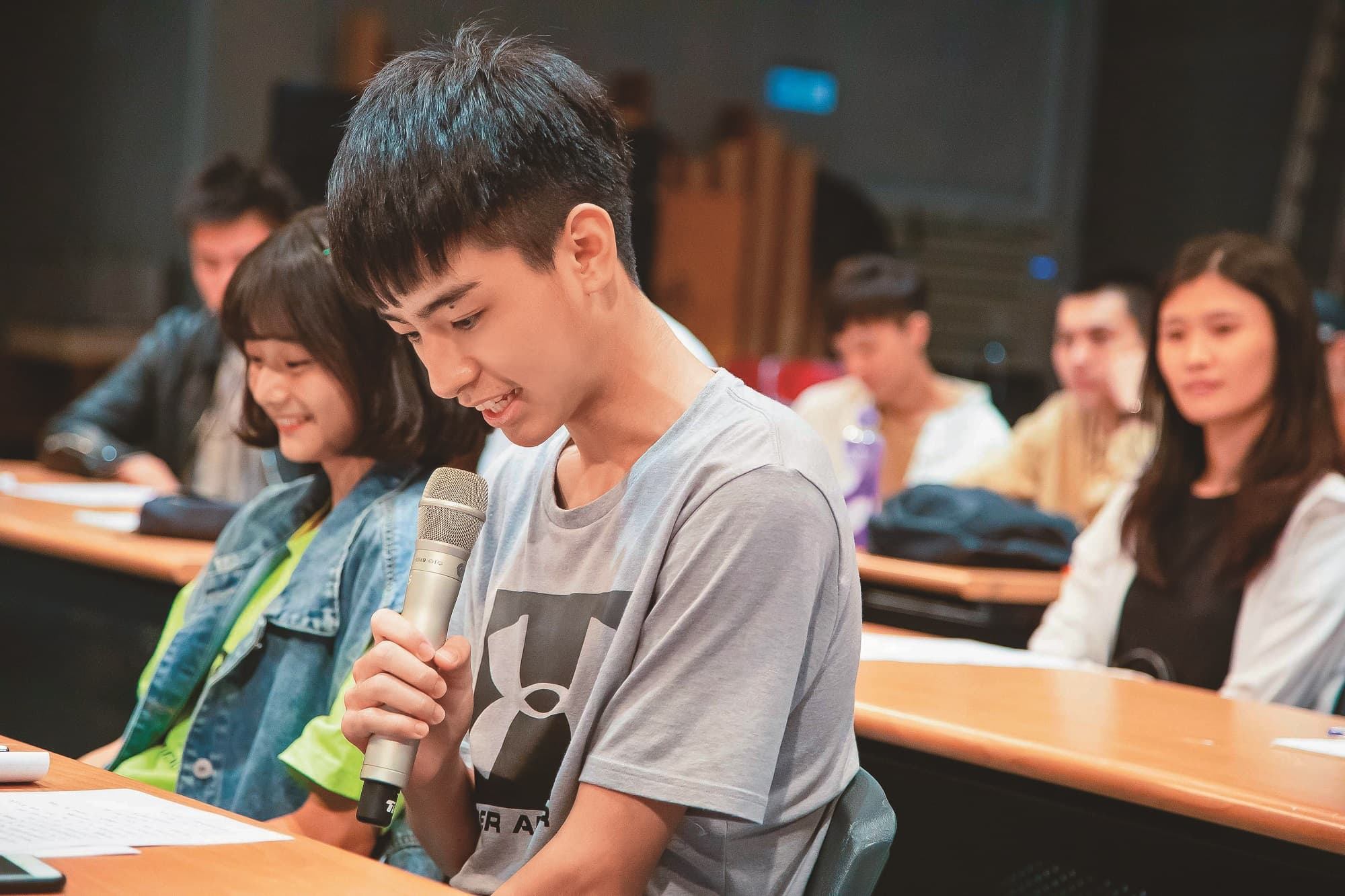 19歲的劉敬(前)在TVBS新人營培訓3年,最近在《華燈初上》嶄露頭角。(TVBS提供)