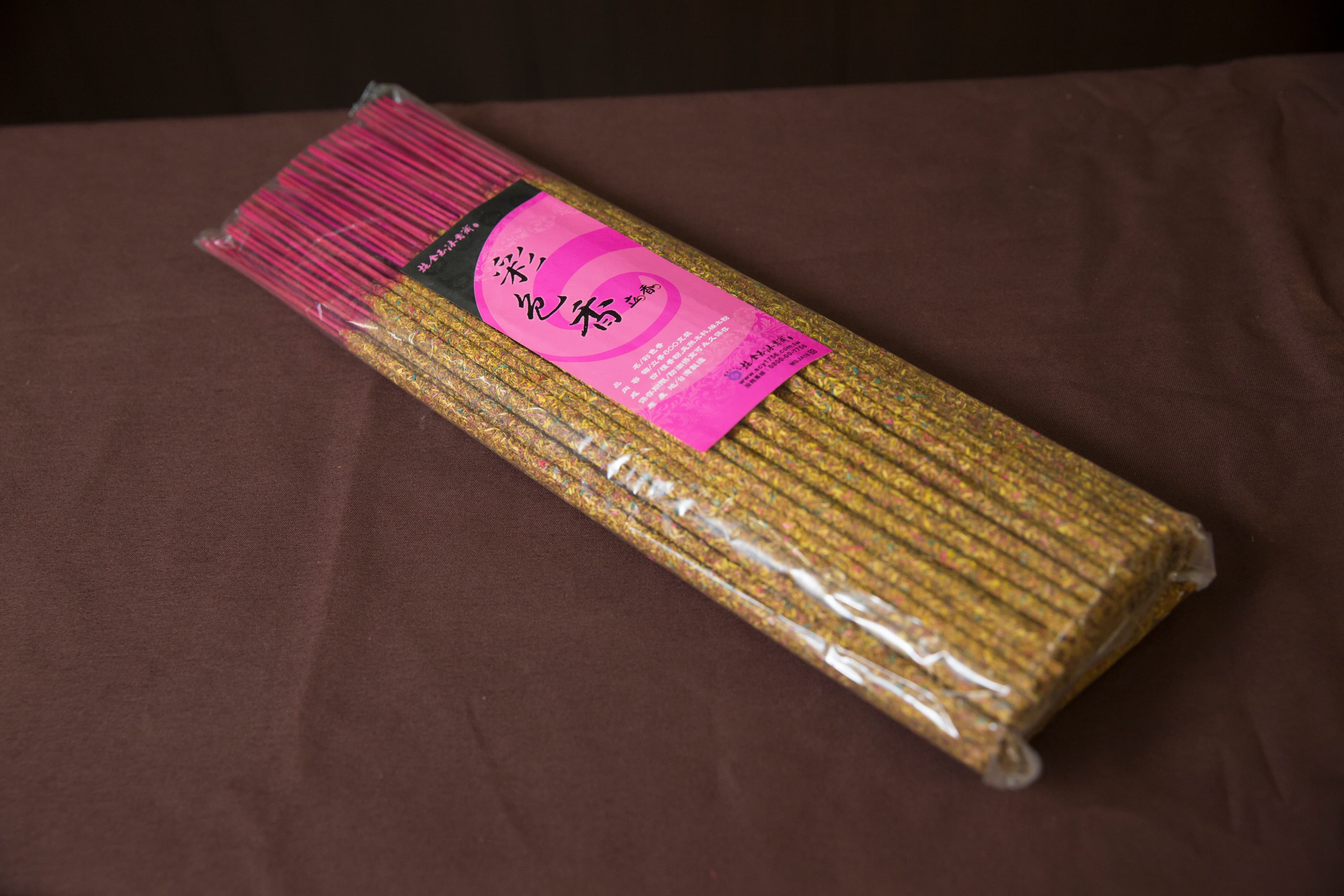 以檀香粉為基底製成的彩色香又稱發財香，因顏色亮眼，常被收香的人誤認是廟方或主委所點，留在香爐中的機率較高。（彩色香立香，250元／斤）