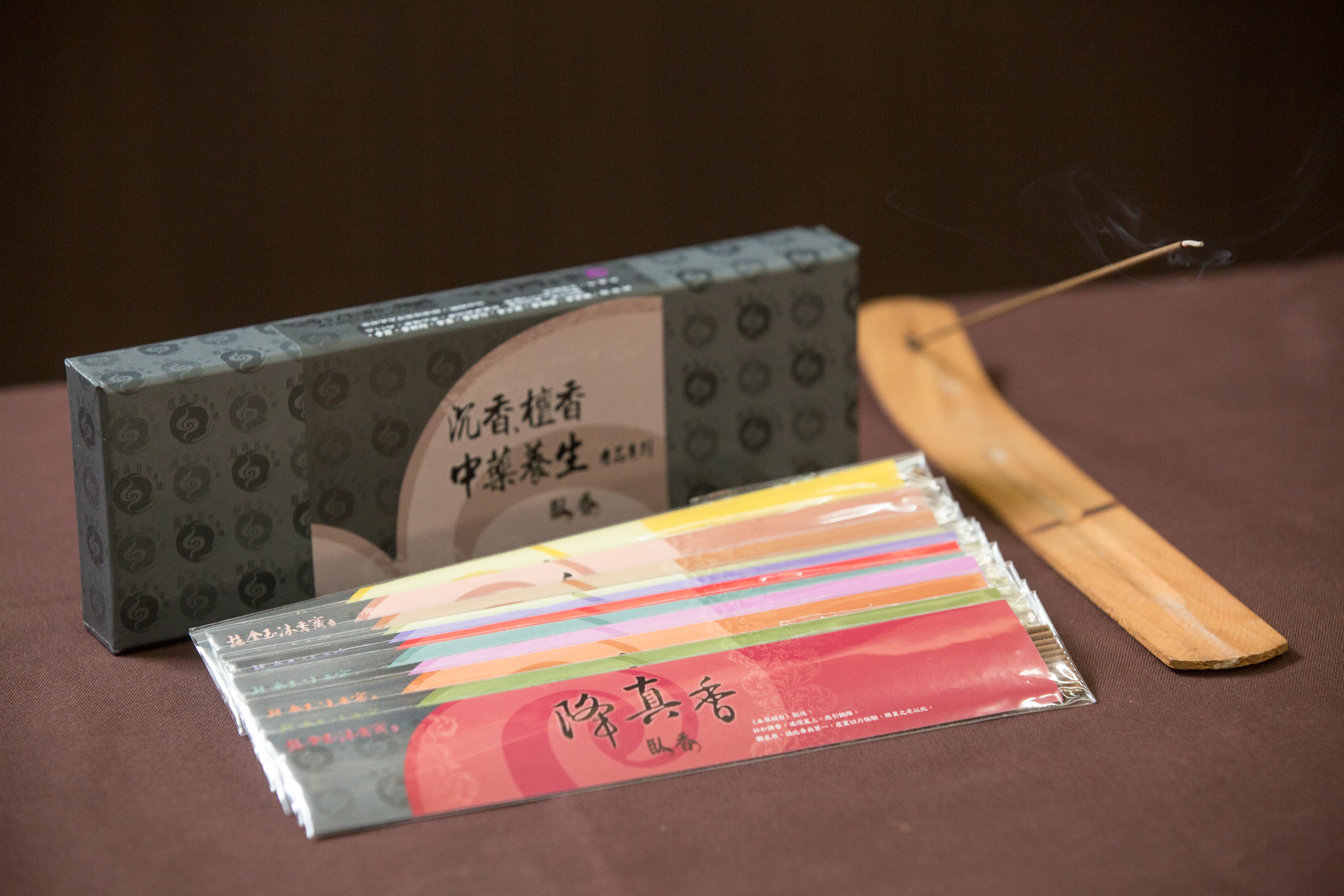 6年前施燁志首創以中藥或花香為主原料的中藥養生香品，還推出能一次買齊所有風味的綜合版。（臥香綜合版，500元／11種香）