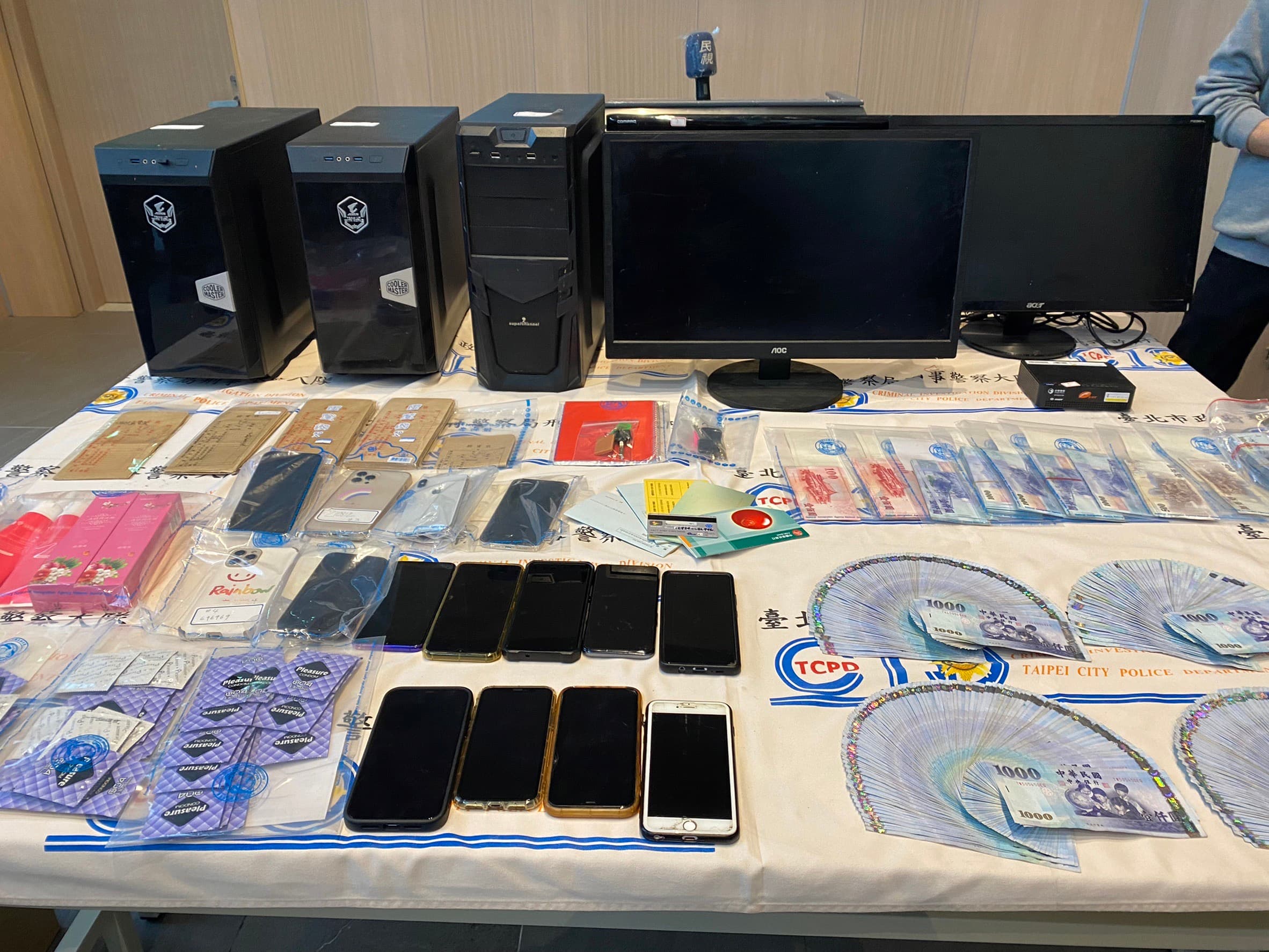 警方查扣電腦、手機、現金、K他命等正物。(警方提供)