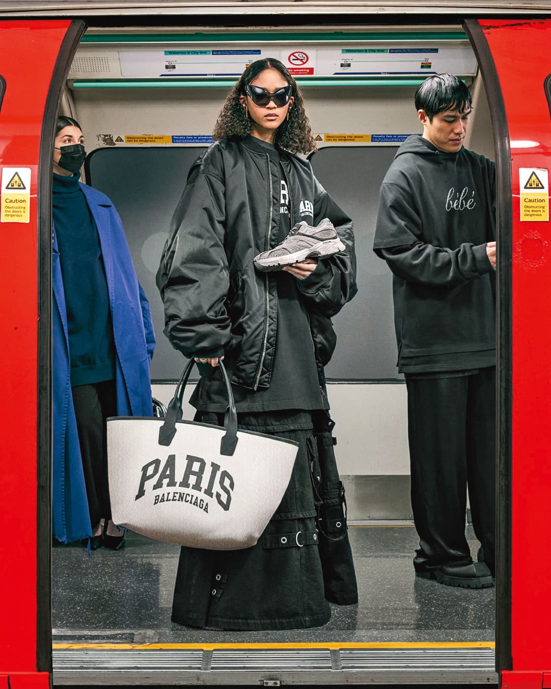 BALENCIAGA推出全新Cities城市系列廣告大片,除PARIS系列全球販售外,其餘城市商品僅在當地推出。大型巴黎托特包 NT$38,500(BALENCIAGA提供)