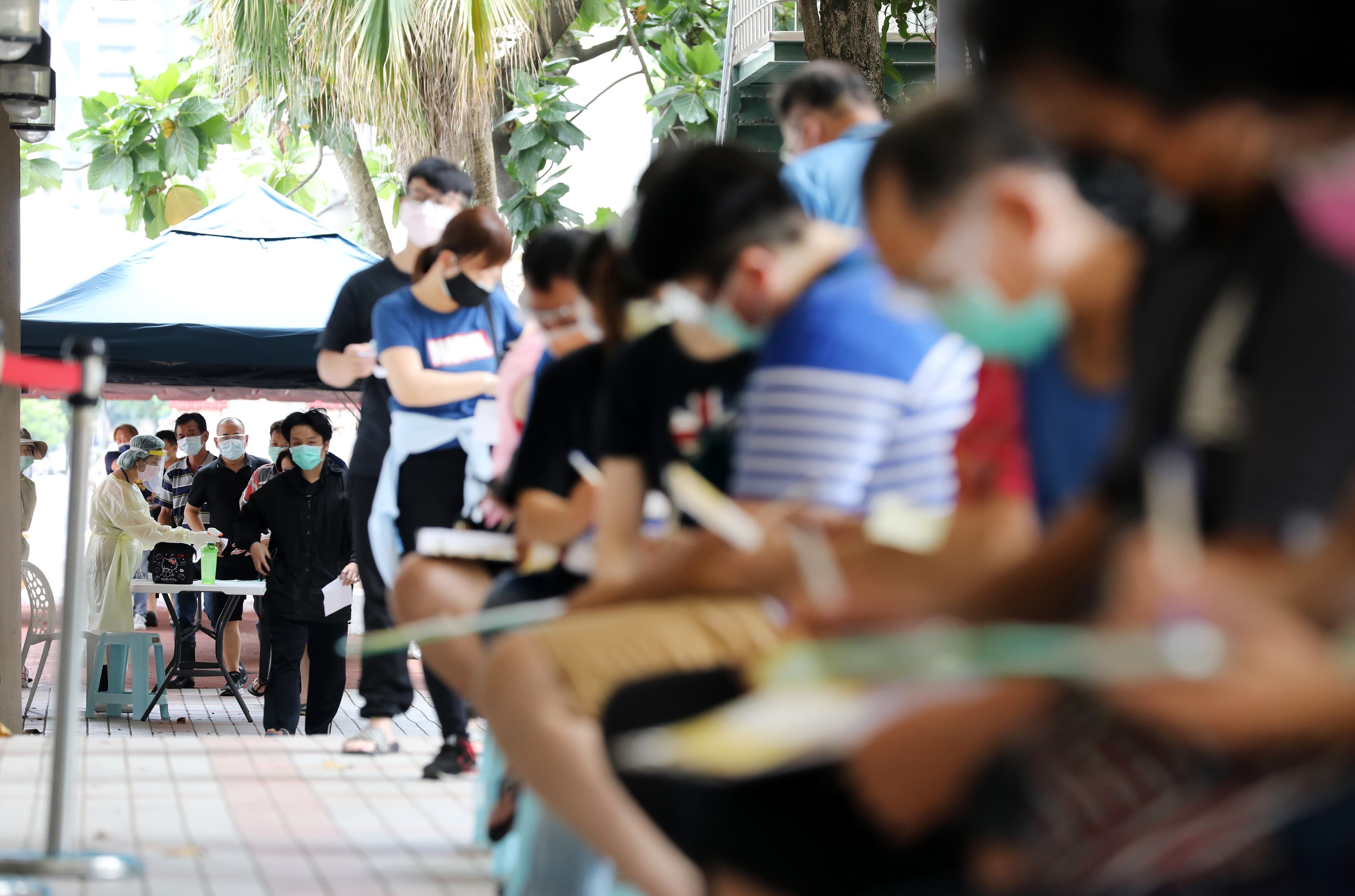 若尚未施打第一劑、第二劑民眾，可於衛福部網站「新冠肺炎接種專區」進行預約。（周永受）