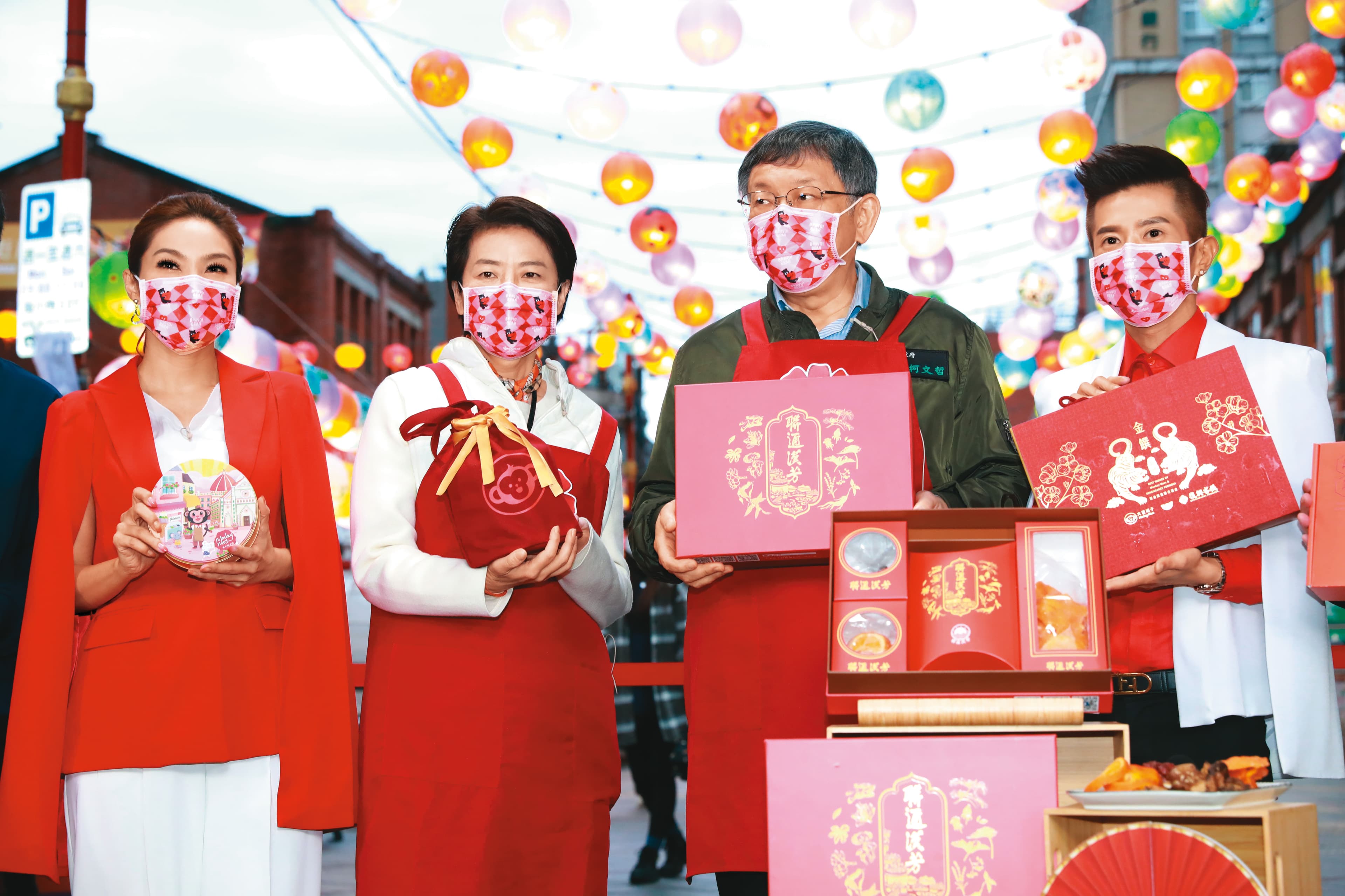 黃珊珊(左)21日與台北市長柯文哲(右)走訪年貨大街。