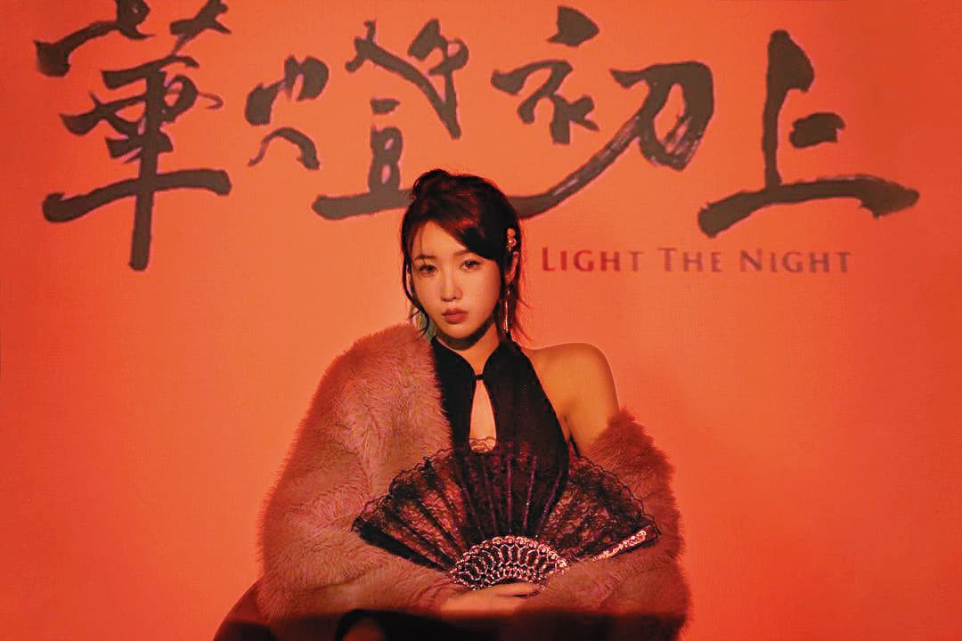近期《華燈初上》火紅，掀起一陣模仿潮，鄭若青也打扮成「條通媽媽桑」跟風。（翻攝自鄭若青IG）