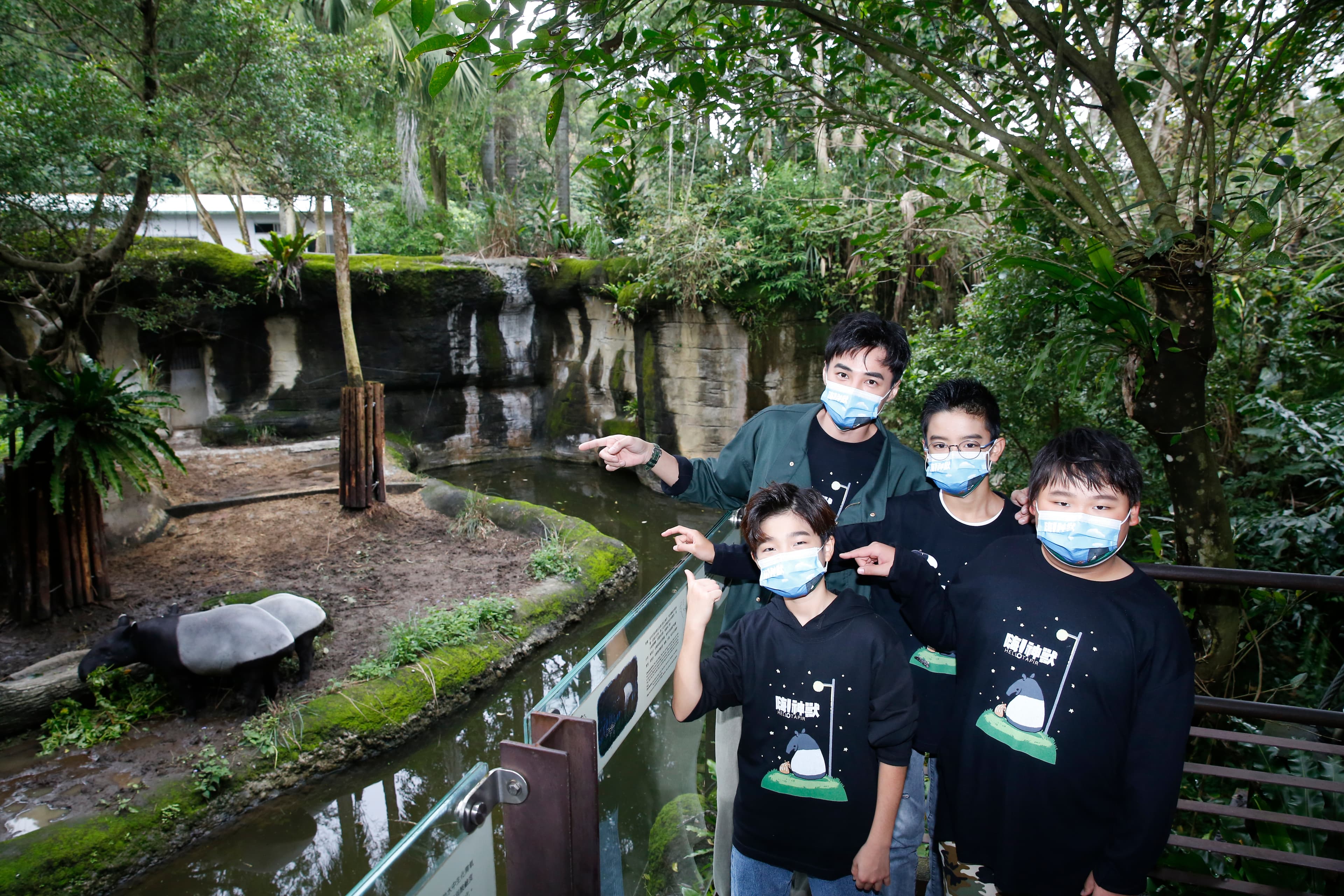 是元介在電影中飾演老師，在動物員也像老師帶著白潤音、林祐銓、陳京甫等人去看神獸的原形馬來貘。