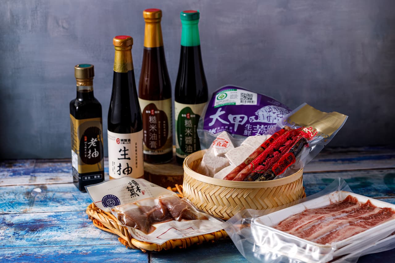 擅烹大菜的米兒家中常備多款調味,譬如「全珍醬油」老抽、生抽、糙米醬油(後排)等;她也推薦新品牌「雷米夏舖子(Red Meat Shop)」的牛肉片(右),品質佳,價格合理;和年節必備的「廣東皇上皇燒臘臘味」肝腸、臘腸(籃裡)及「果木小薰」的「煙燻五花肉片」(前)。