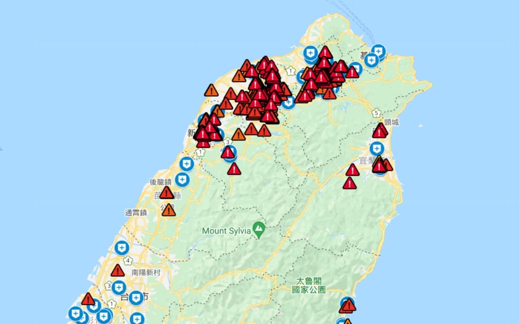 民眾可透過確診足跡地圖,迅速掌握生活圈周遭是否有確診足跡。(翻攝自COVID-19 確診足跡地圖)