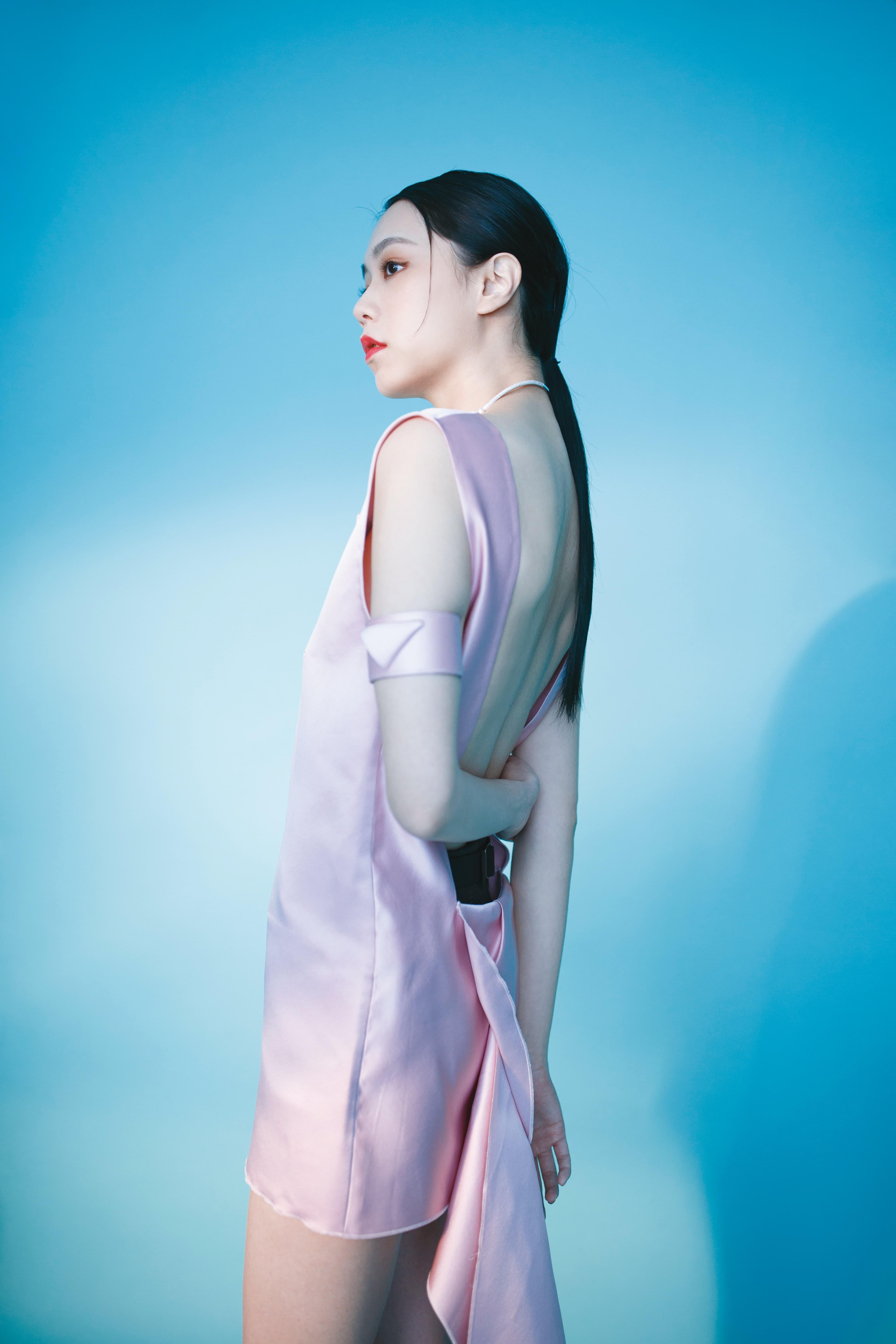 緞面拖尾裙襬洋裝,價格店洽 by PRADA;針織內搭褲,價格店洽 by PRADA;開口珍珠項圈,NT$15,500 by APM MONACO;緞面手臂環,價格店洽 by PRADA。