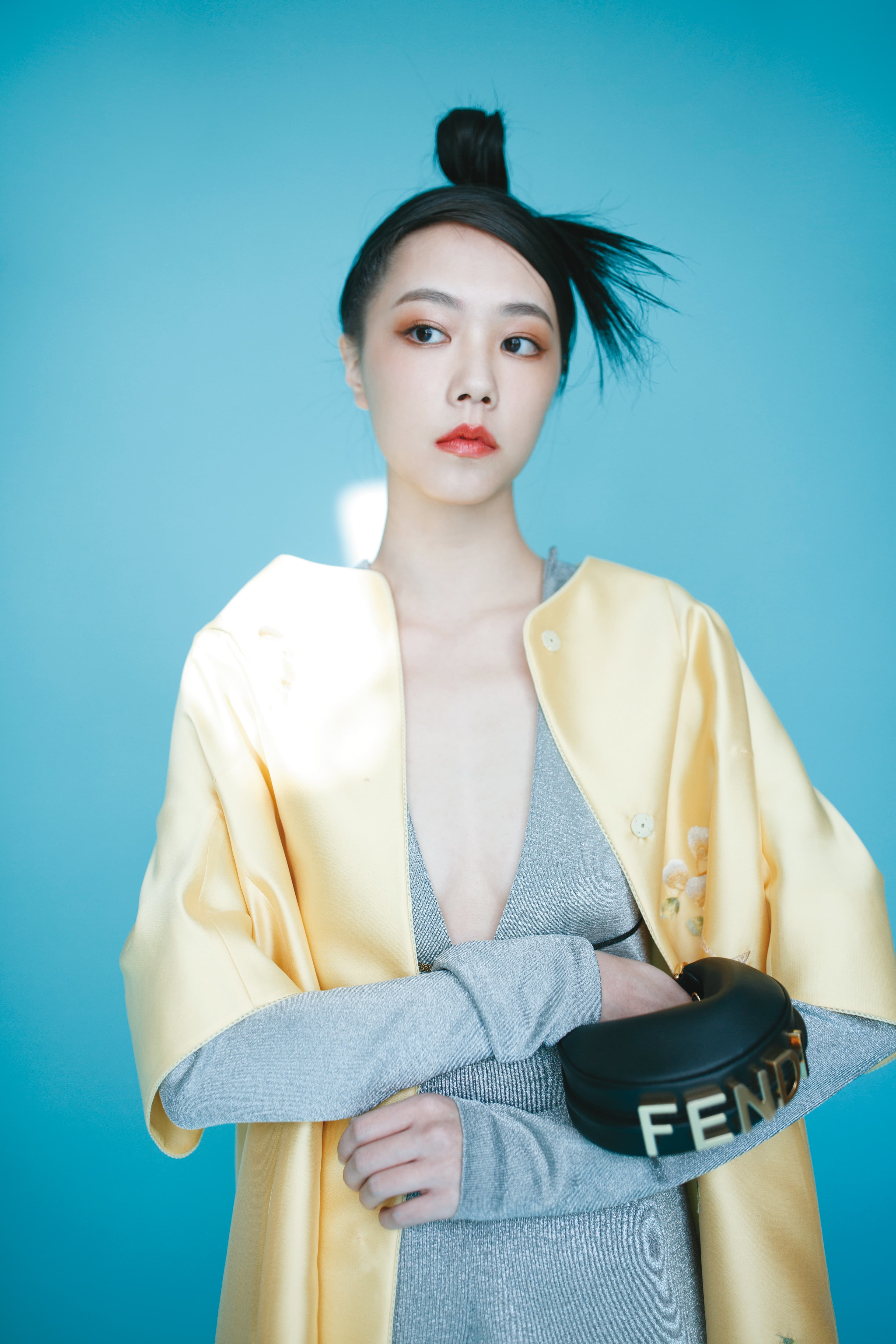 絲棉混紡手工刺繡縫珠大衣,價格店洽 by 夏姿.陳SHIATZY CHEN;銀色洋裝,價格店洽 by LOEWE;黑色迷你Fendigraphy包款,NT$38,500 by FENDI。