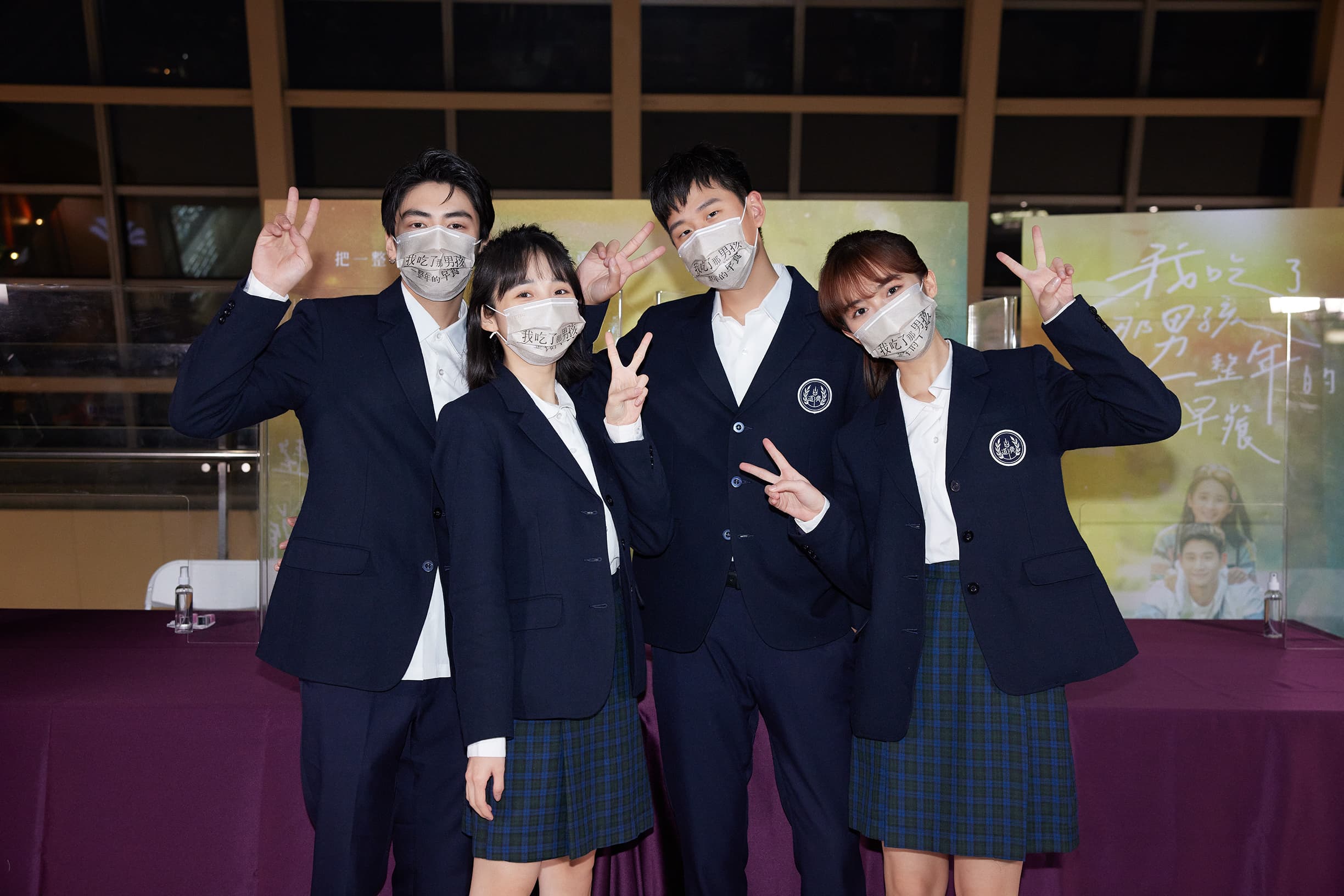 宋柏緯、周興哲、李沐和何思靜特別穿上電影中制服,前進台中和高雄宣傳。(華映提供)