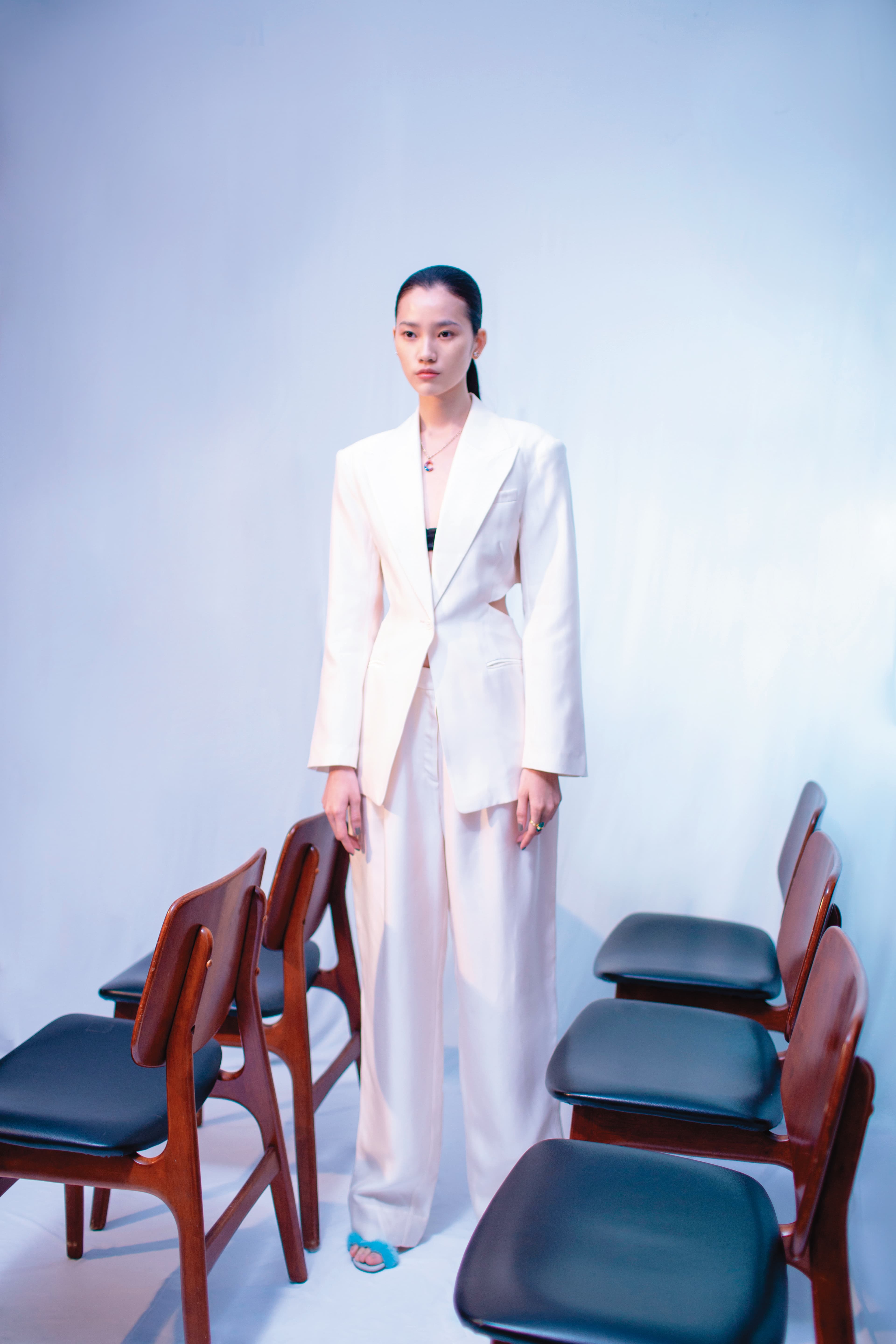 白色切割西裝外套,NT$4,999 by H&M;黑色bra,價格店洽 by SAINT LAURENT;白色西裝褲,NT$3,499 by H&M;彩色皮草露趾高跟鞋,價格店洽 by FENDI;C字項鍊,NT$15,800 by Chloé Lucent戒指,NT$7,450 by SWAROVSKI。