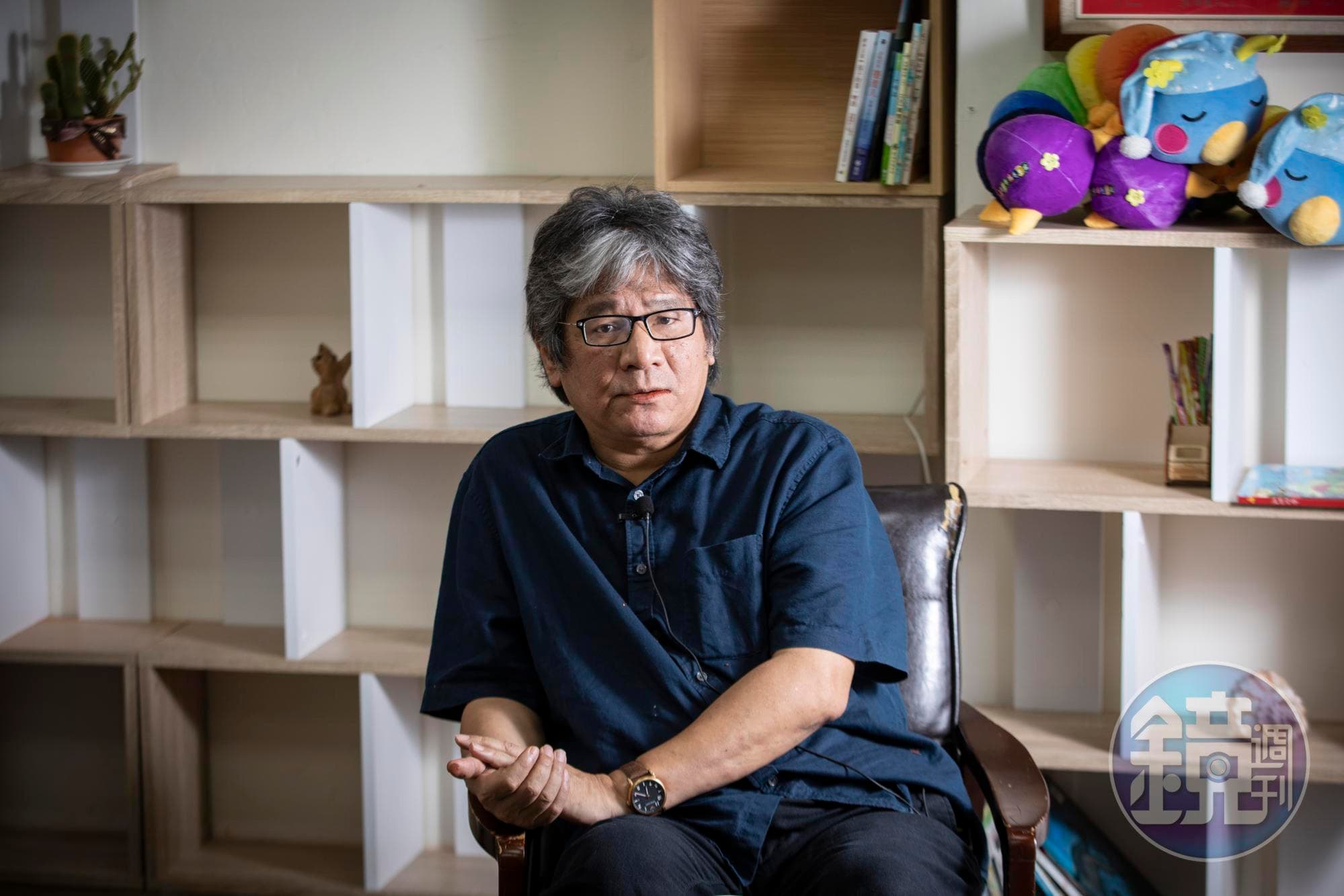李永豐今年滿60歲,卸下紙風車文教基金會執行長職務的他形容自己「積勞成疾、功成身退」,放下行政事務回歸創作。