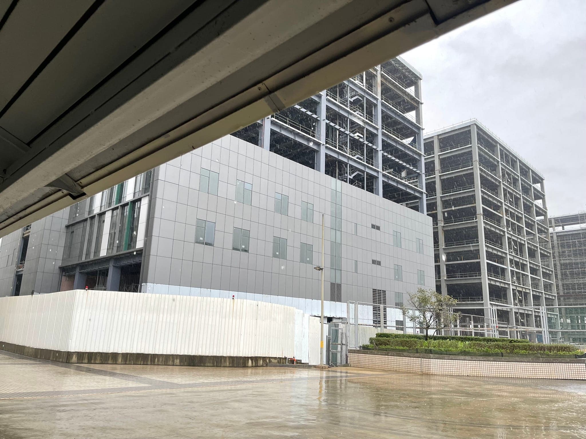 遠雄自貿港區發生移工群聚感染的情況,目前園區內32個單位已全面停工進行居隔、採檢。(翻攝自王必勝臉書)