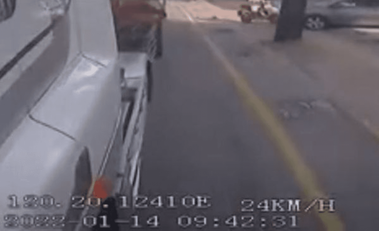 女子為閃避砂石車不斷往右靠,最終先陷入一旁的水溝蓋,再撞上轎車。(翻攝爆料公社)