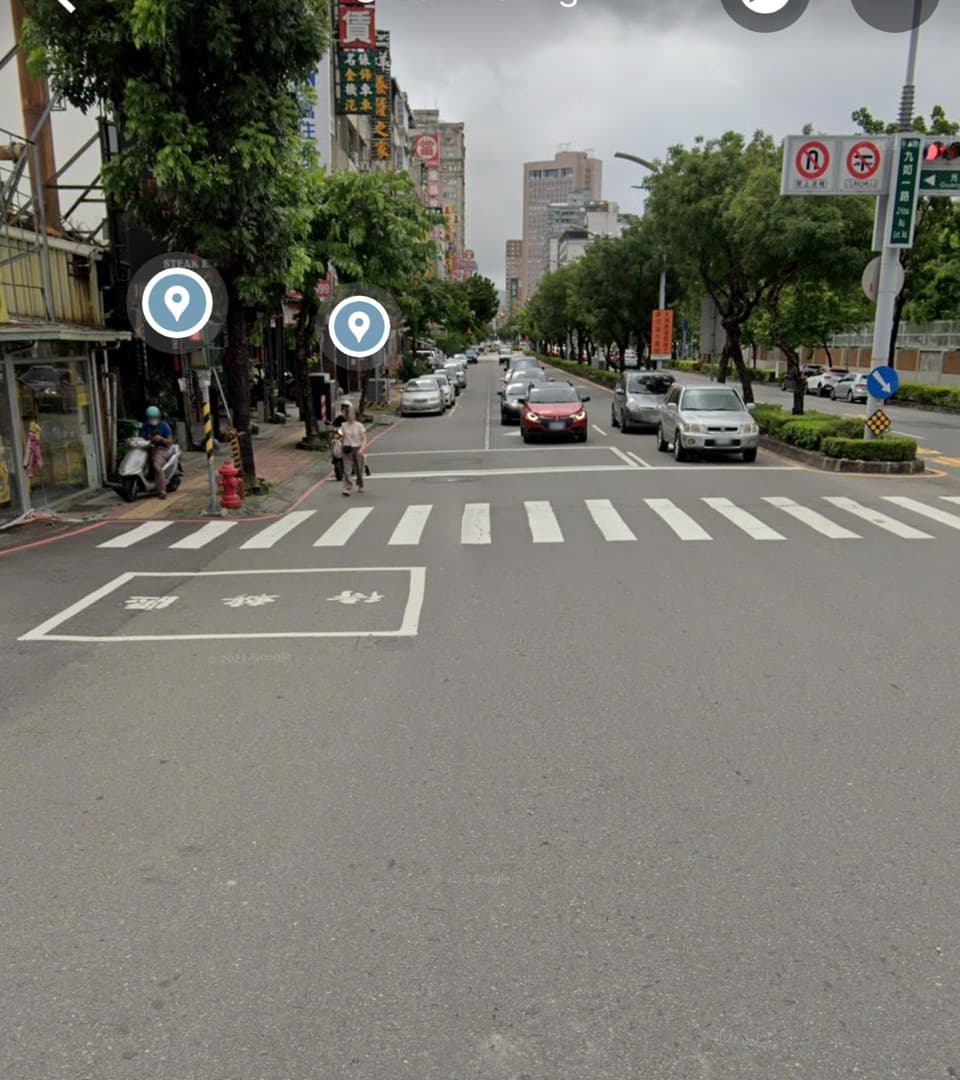 目擊證人表示,女騎士行駛的道路在前一個路口還是機車道。(翻攝Google Map)