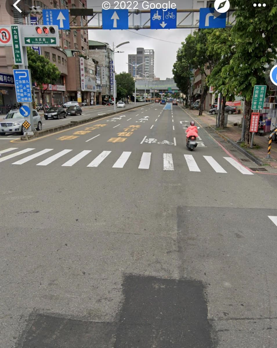 女騎士行駛的道路在過一個路口後,突然變成右轉車道。(翻攝Google Map)