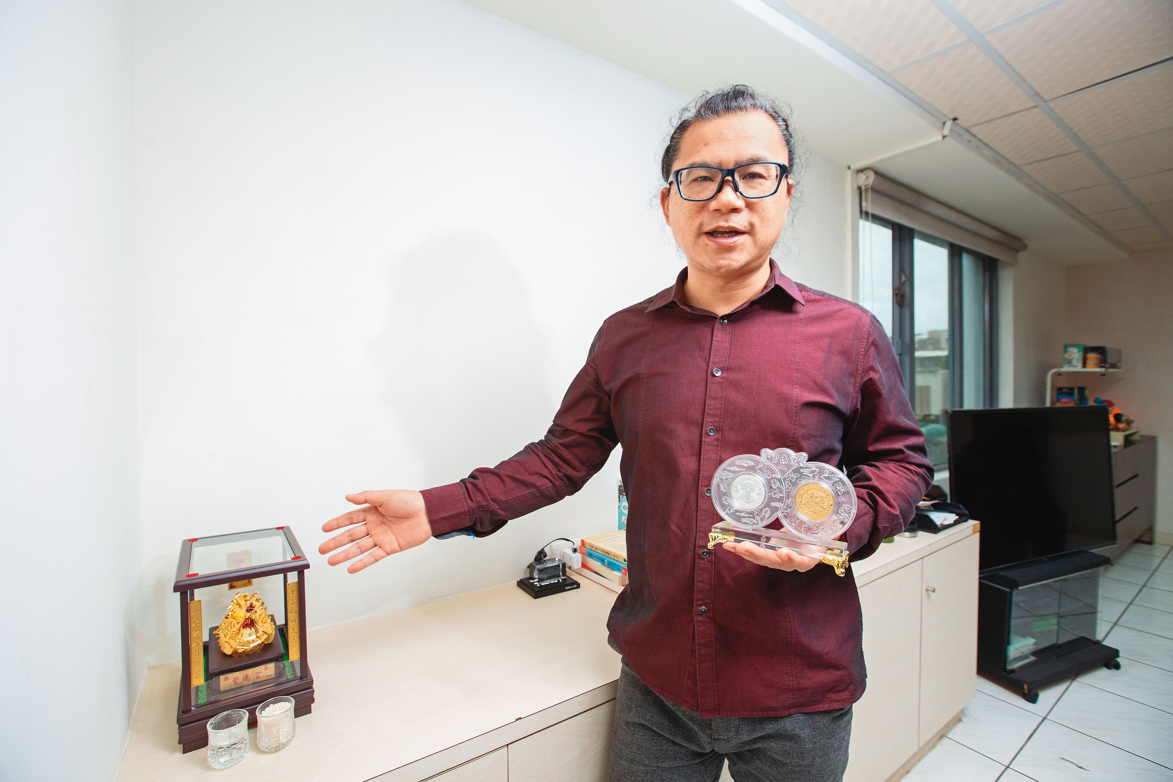 謝晨彥2020年與紫南宮結緣,在鼠幣與金雞加持下,在台事業闖出一片天。
