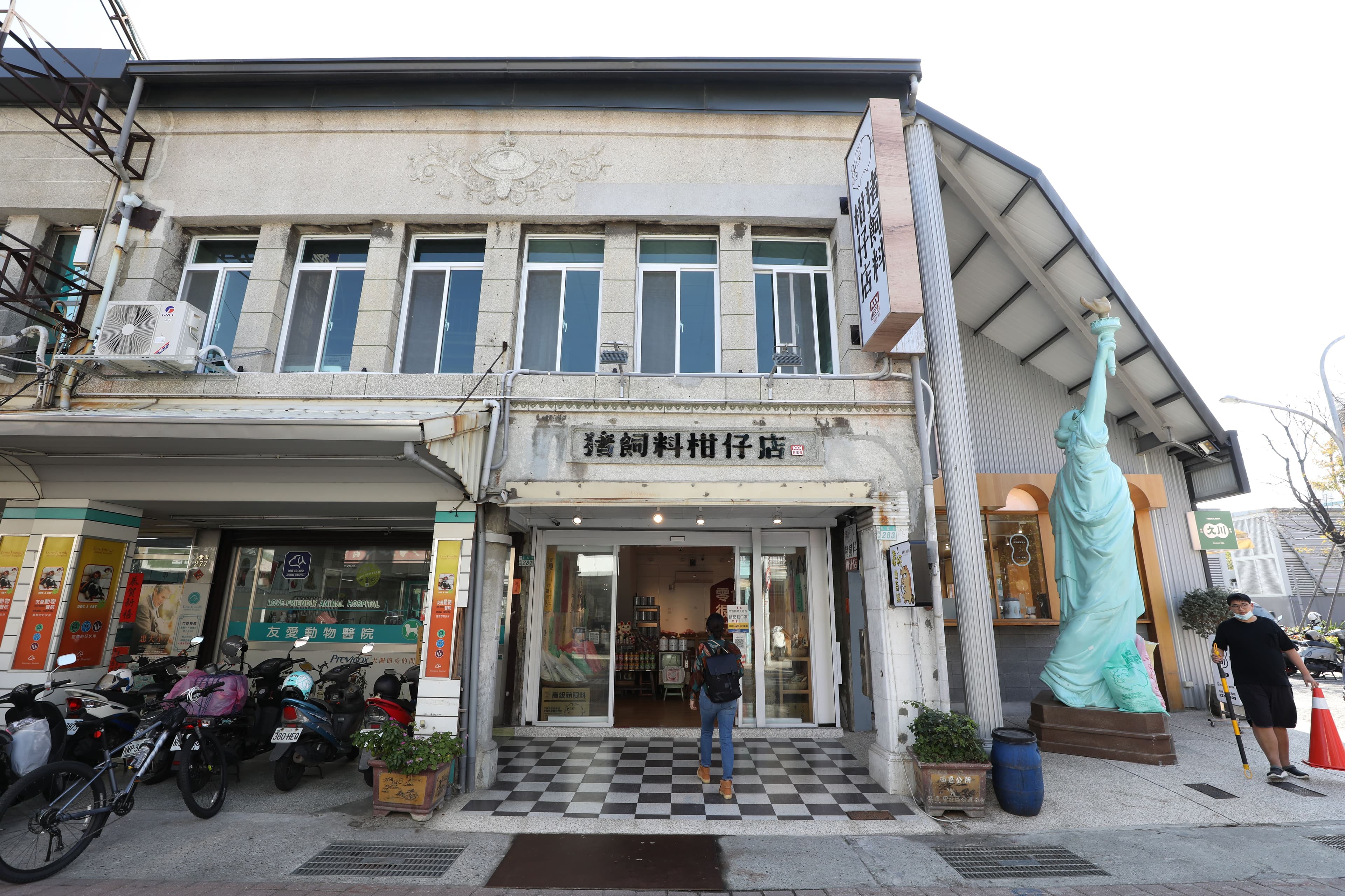 「豬飼料柑仔店」的外觀超醒目,連計程車司機都把自由女神像當地標。