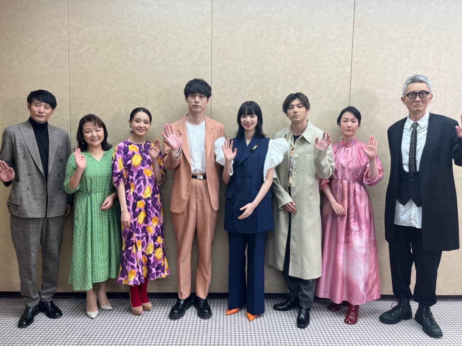 《餘命10年》導演藤井道人（左起）率領演員原日出子、奈緒、坂口健太郎、小松菜奈、山田裕貴、黒木華、松重豐出席電影記者會。（翻攝自《餘命10年》Twitter）