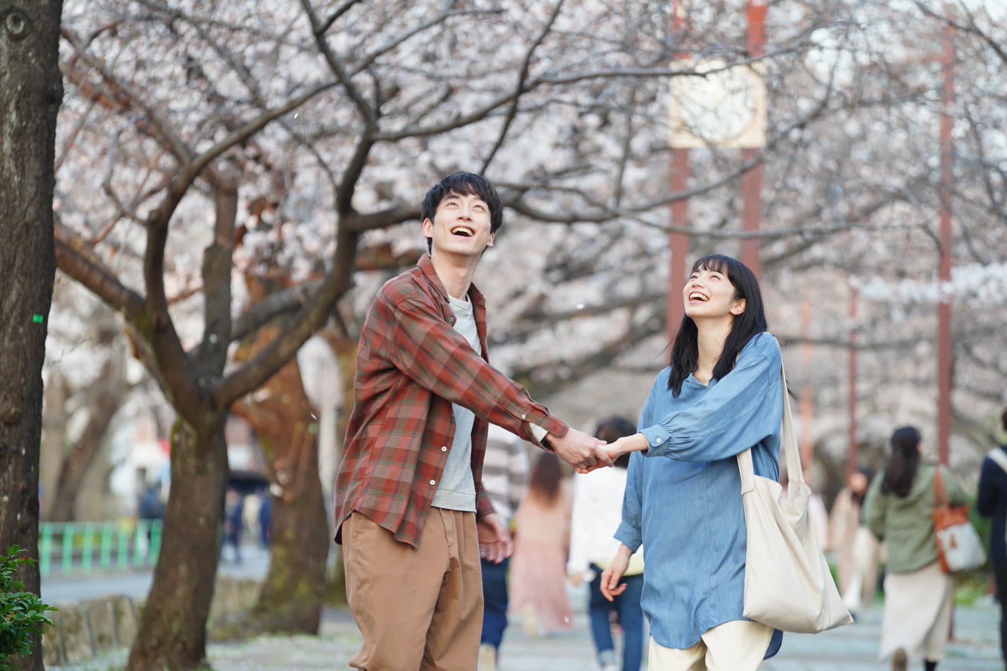 《餘命10年》該編自同名小說，小松菜奈（右）與坂口健太郎橫跨四季演出刻苦銘心的一段戀情。（翻攝自《餘命10年》Twitter）