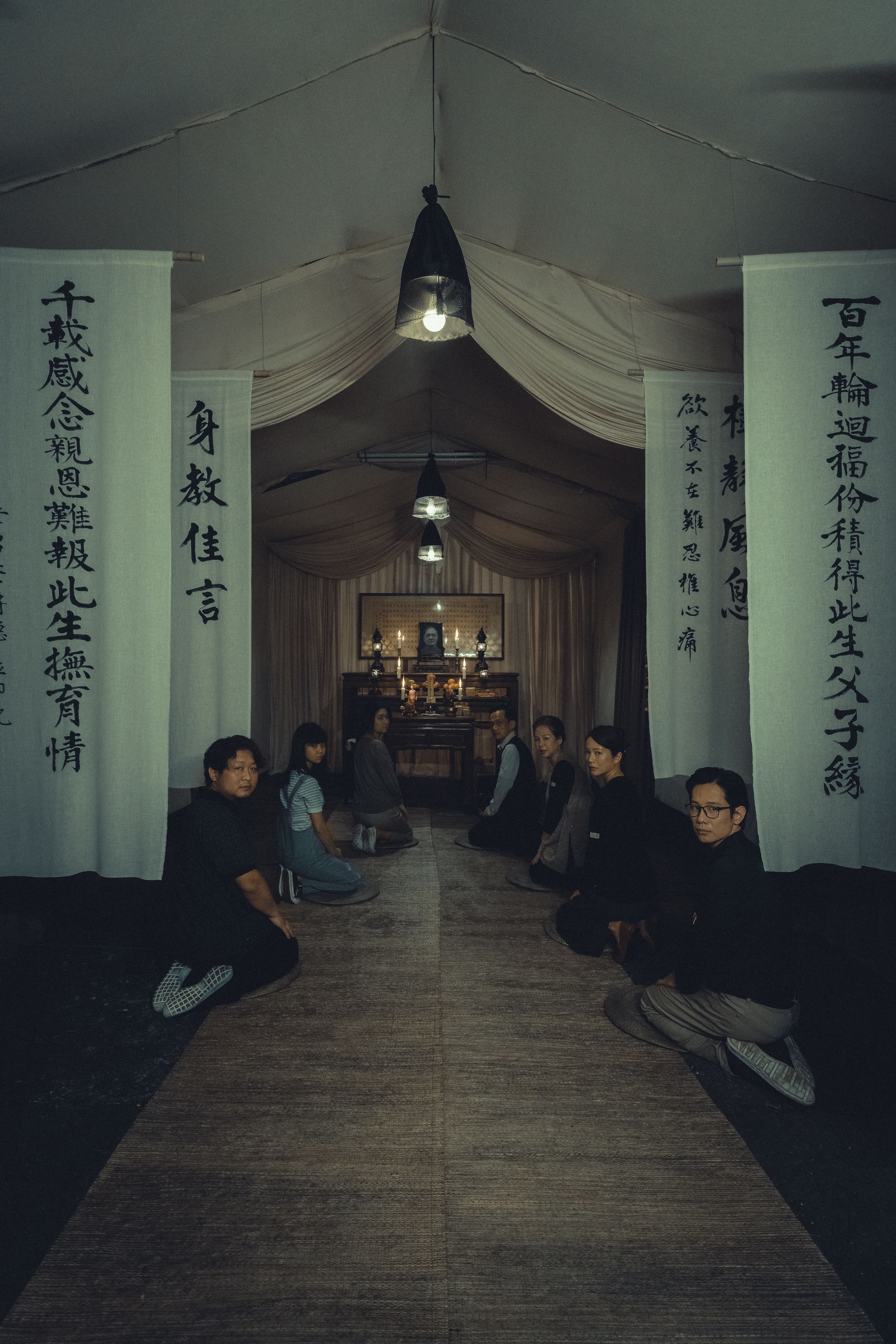往生者死後回家敲門 眾人回頭面無表情。(皮諾丘電影提供)